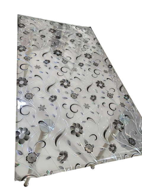 Протектор за маса - прозрачен фон с черни цветенца и сиви орнаменти