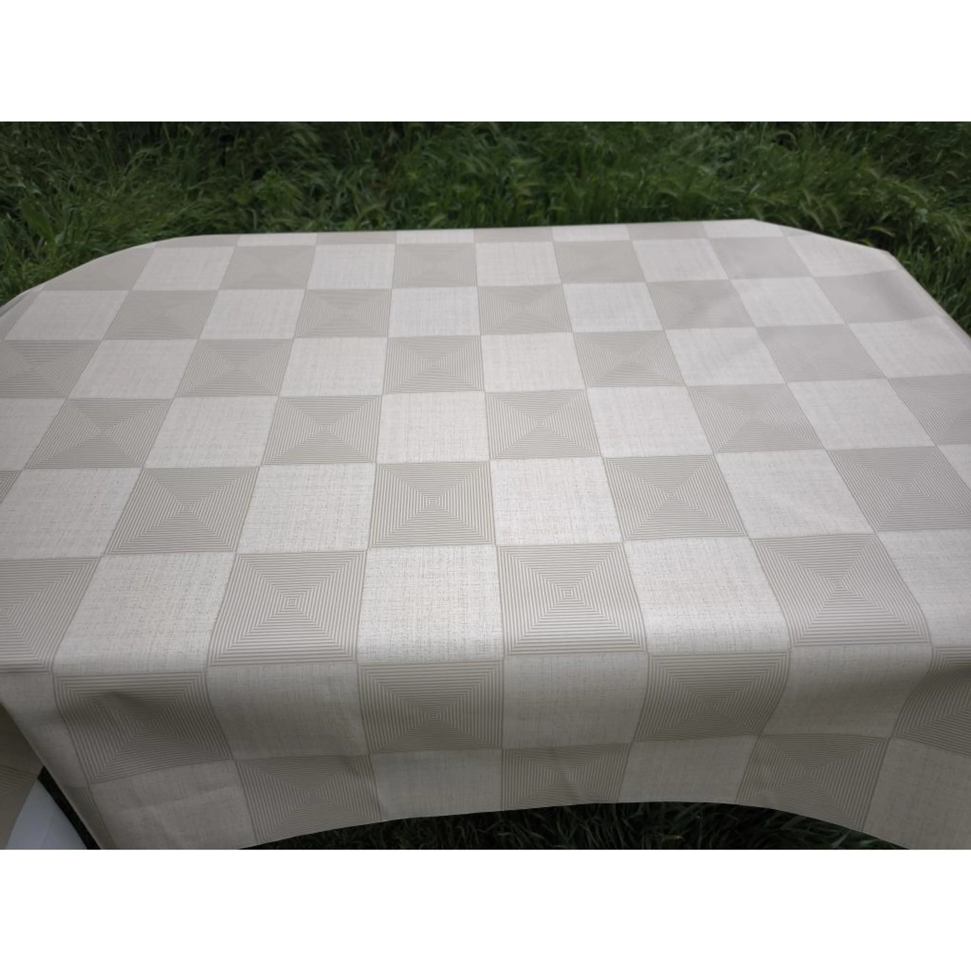 Бежови квадрати