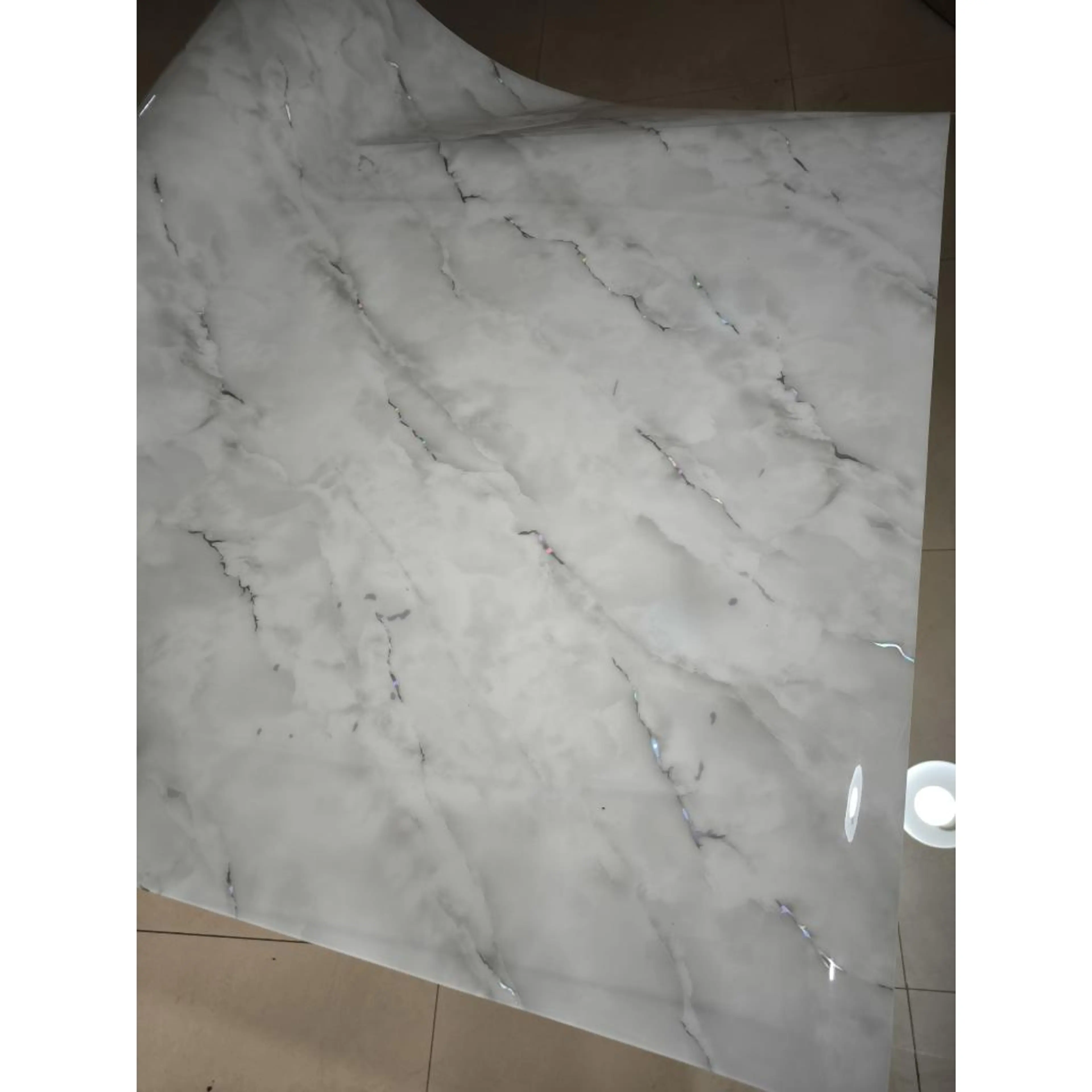 Бял мрамор със сребърни елементи