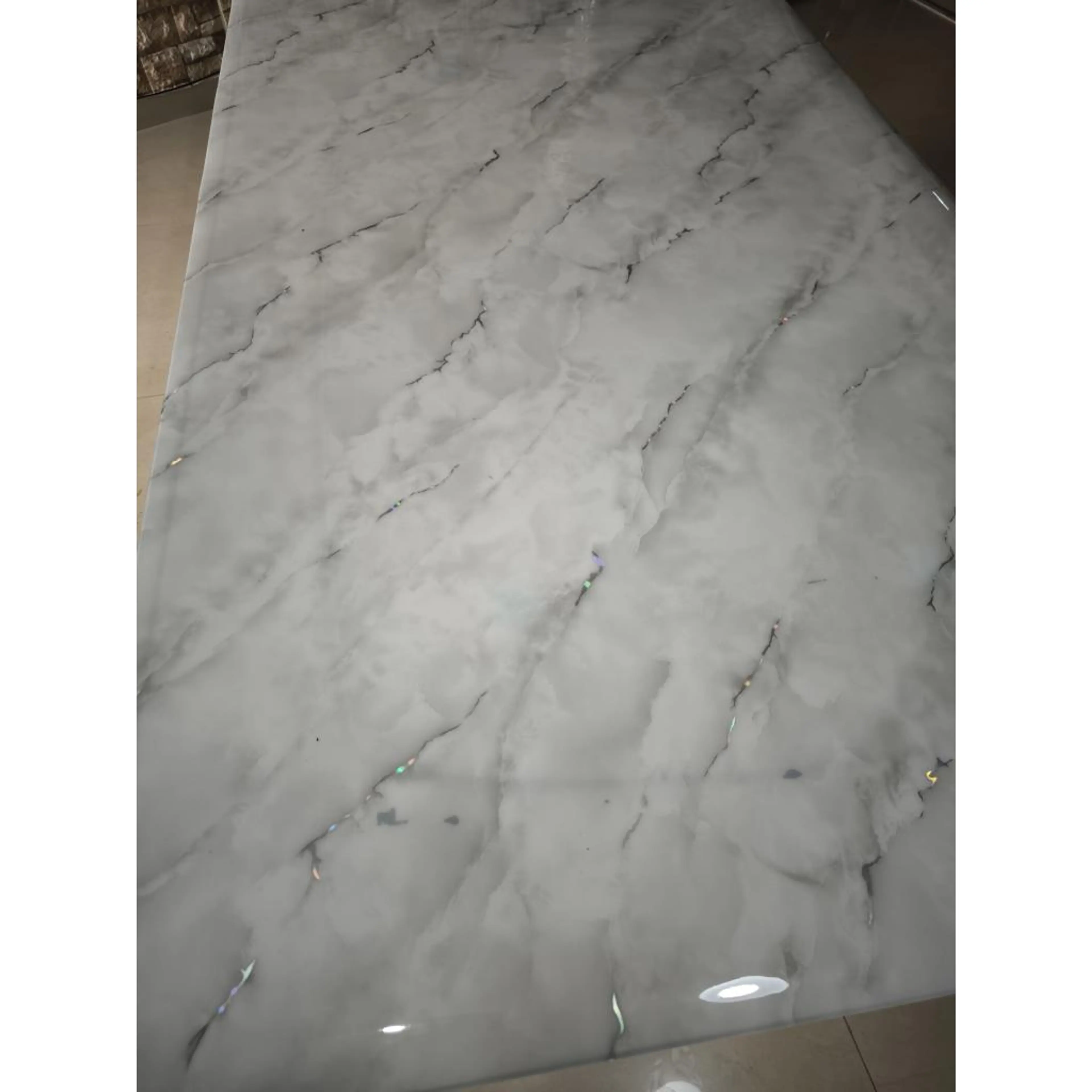 Бял мрамор със сребърни елементи