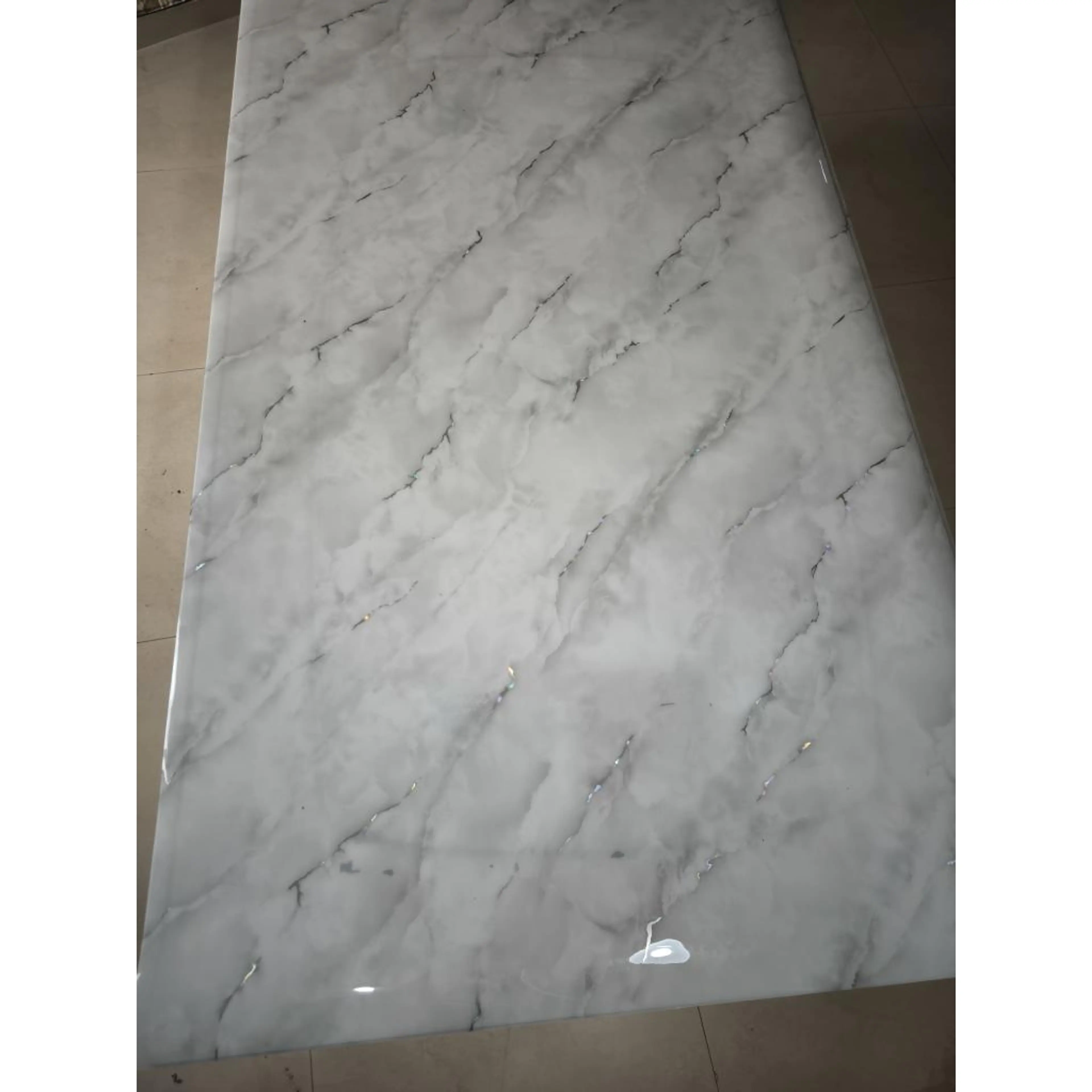 Бял мрамор със сребърни елементи