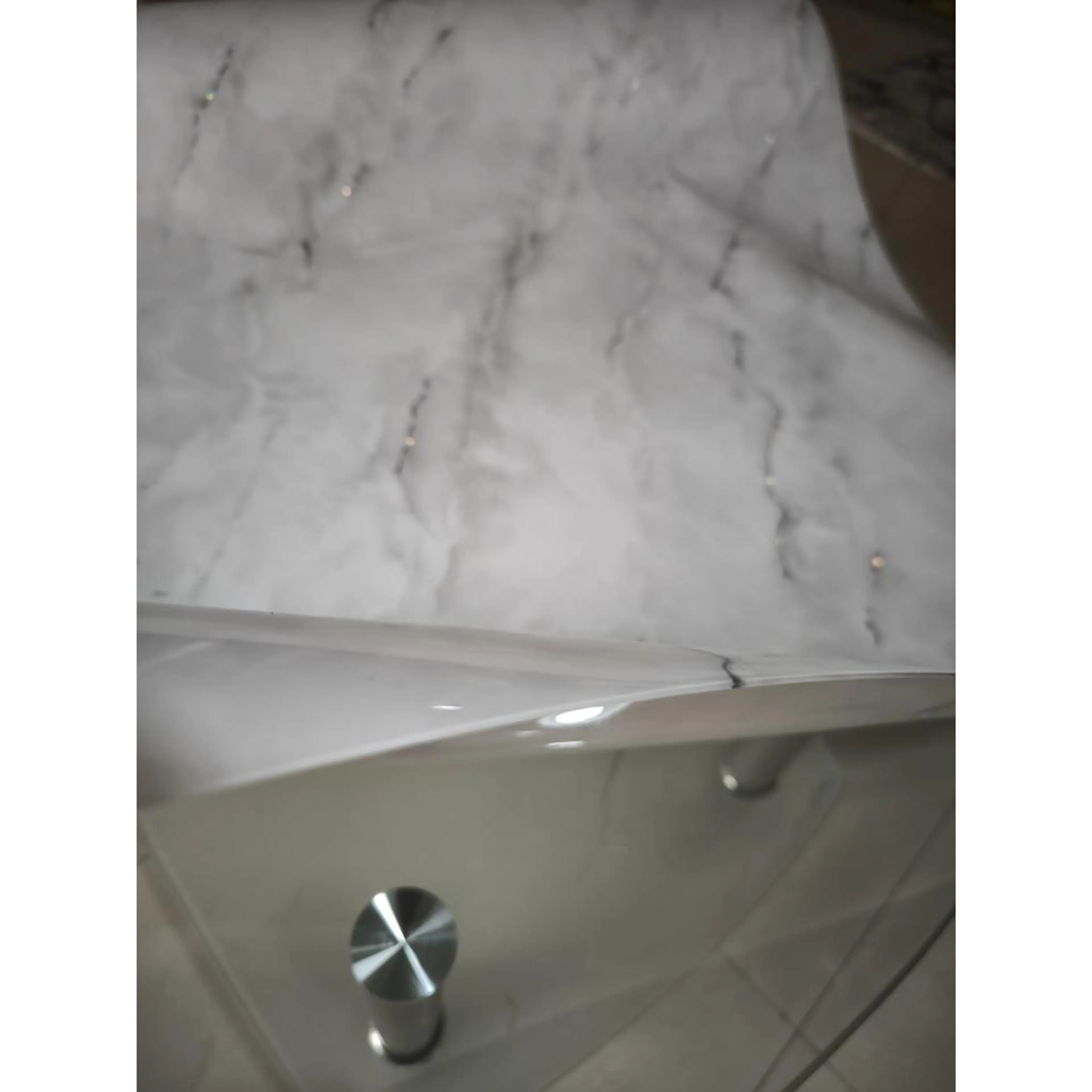 Бял мрамор със сребърни елементи