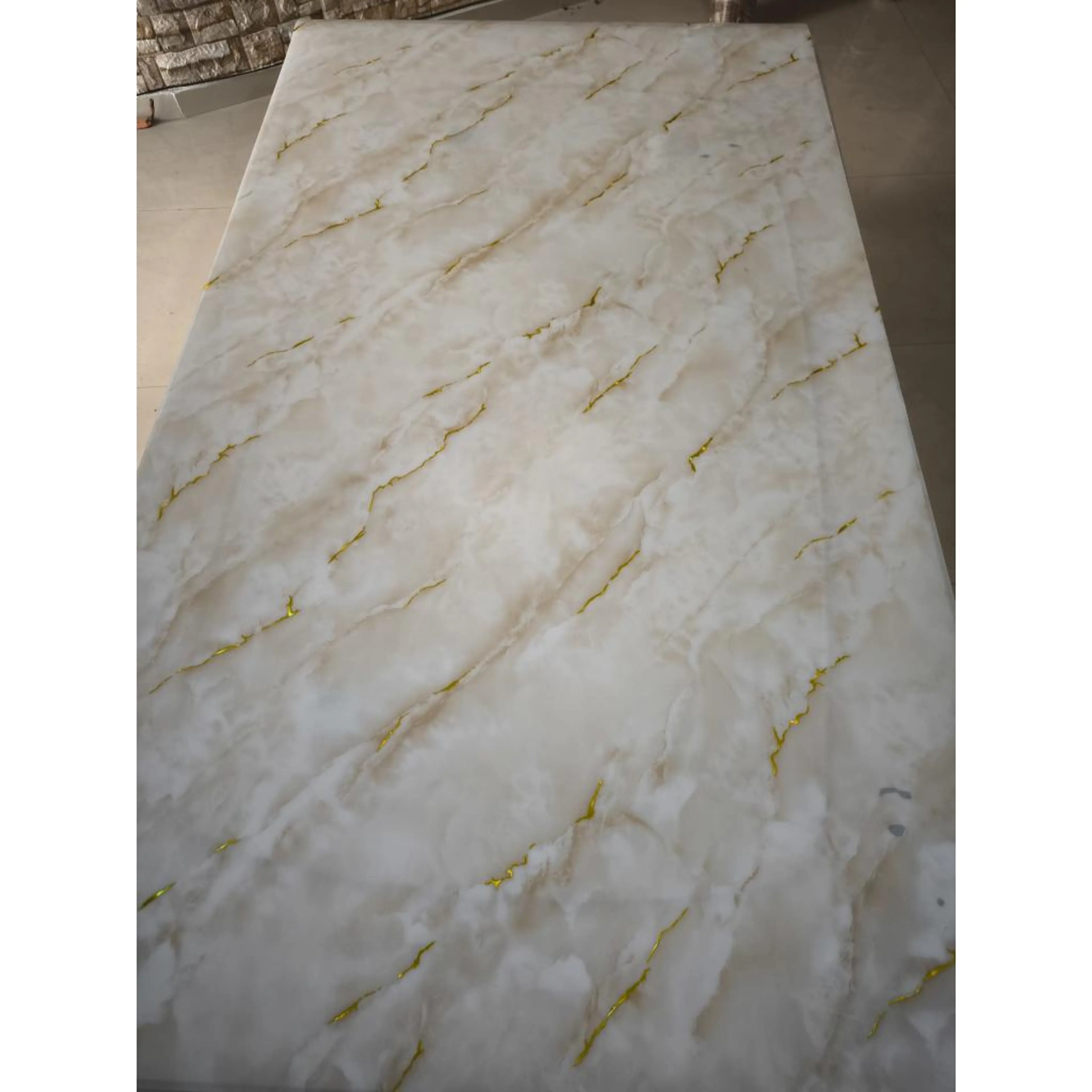 Бял мрамор със златни елементи