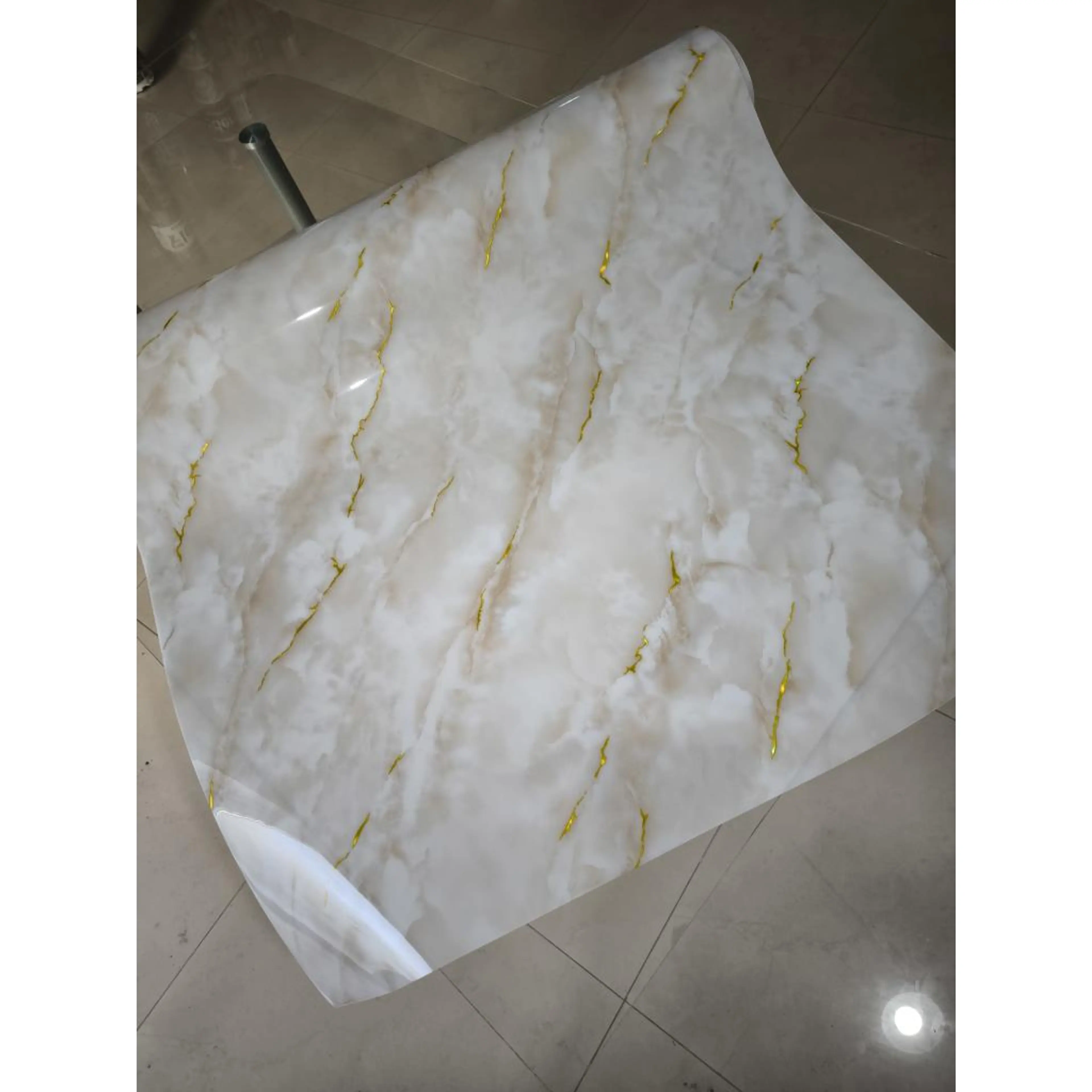 Бял мрамор със златни елементи