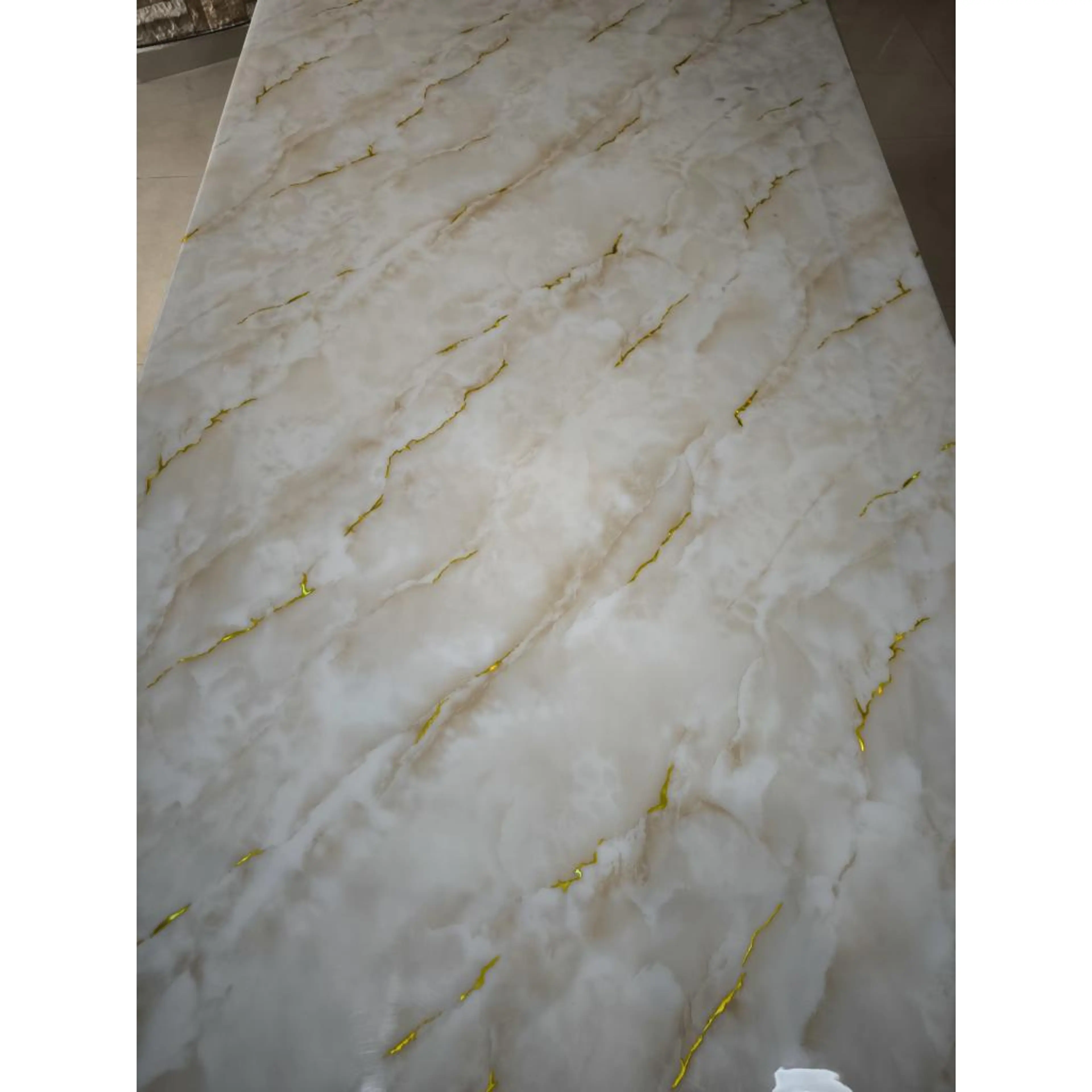 Бял мрамор със златни елементи