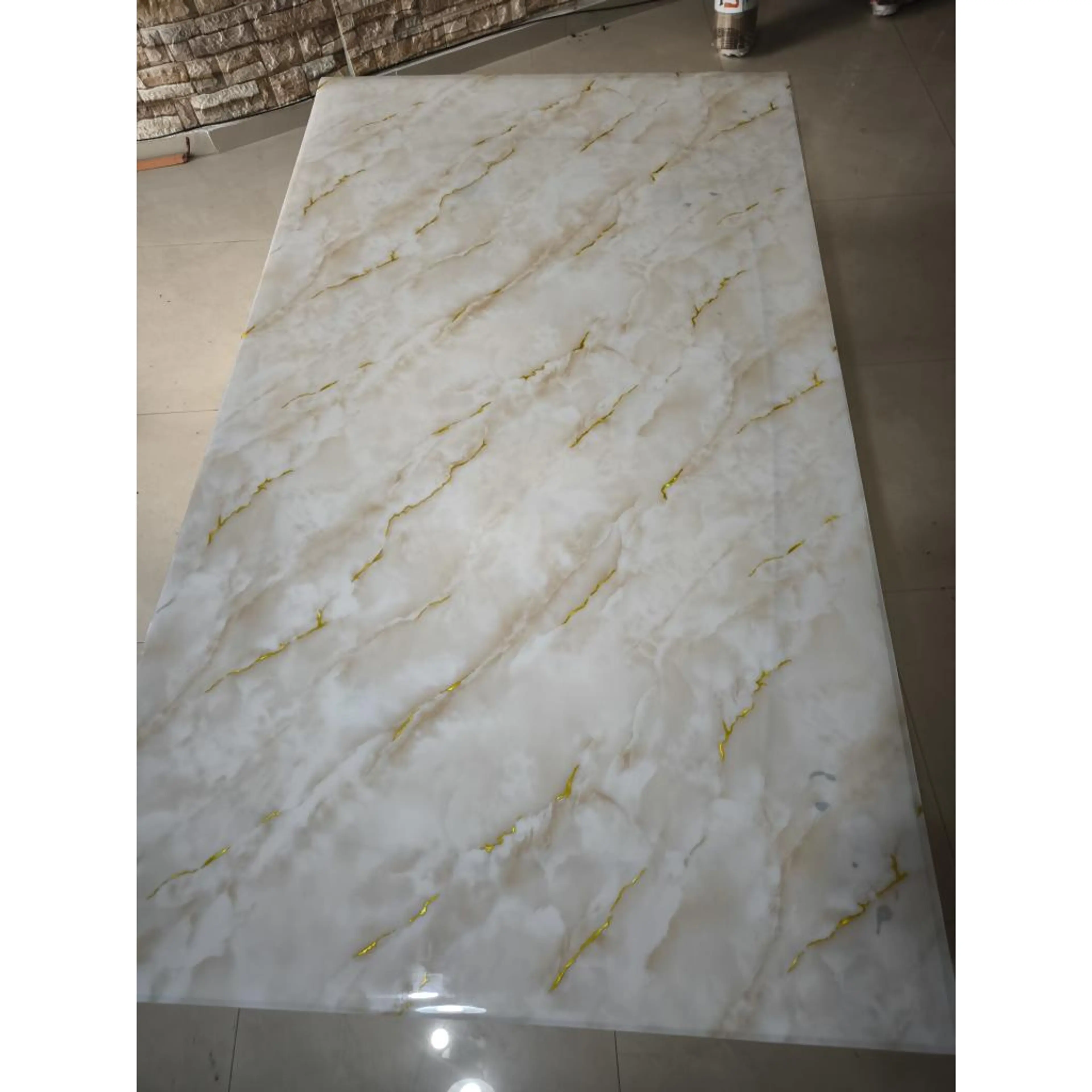 Бял мрамор със златни елементи