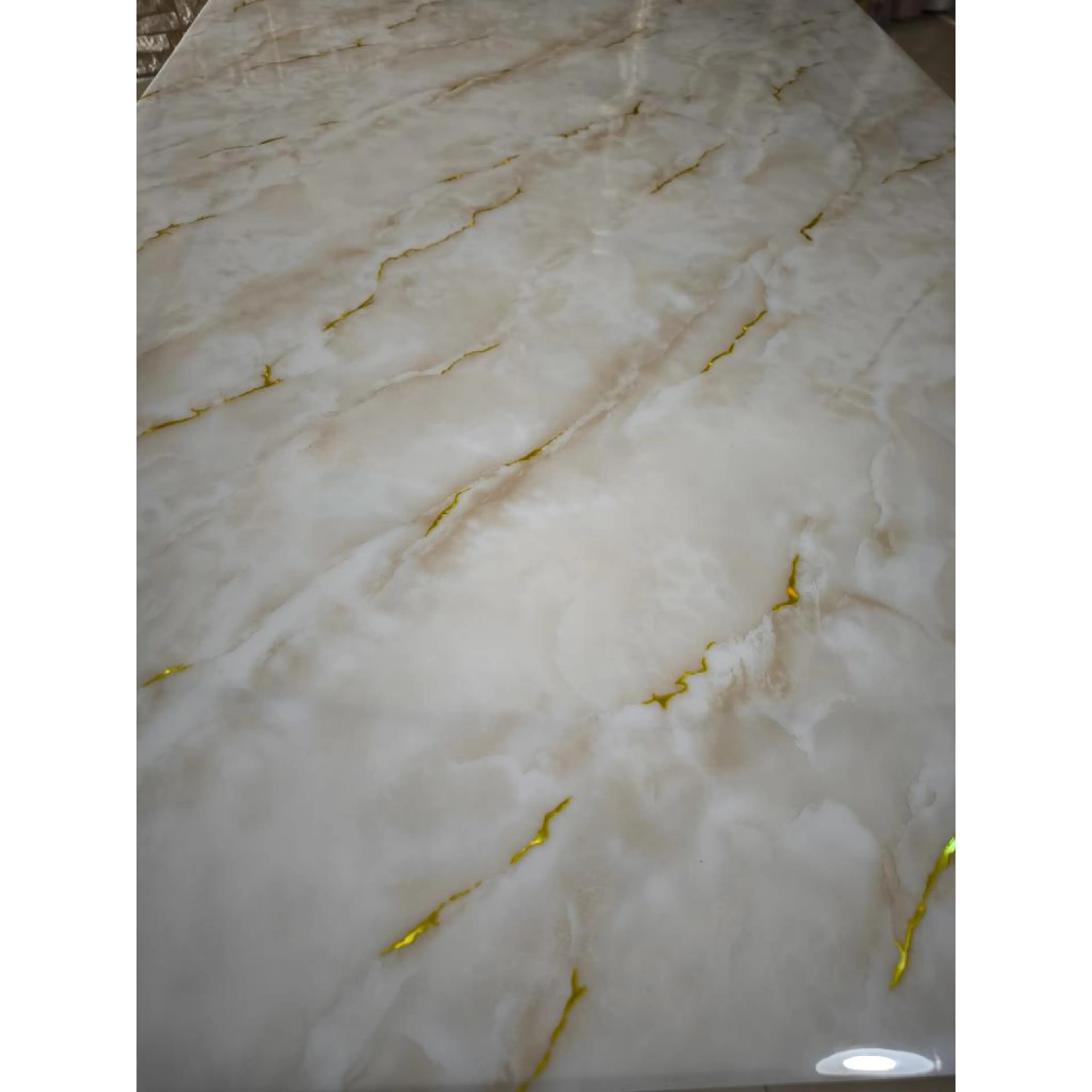Бял мрамор със златни елементи
