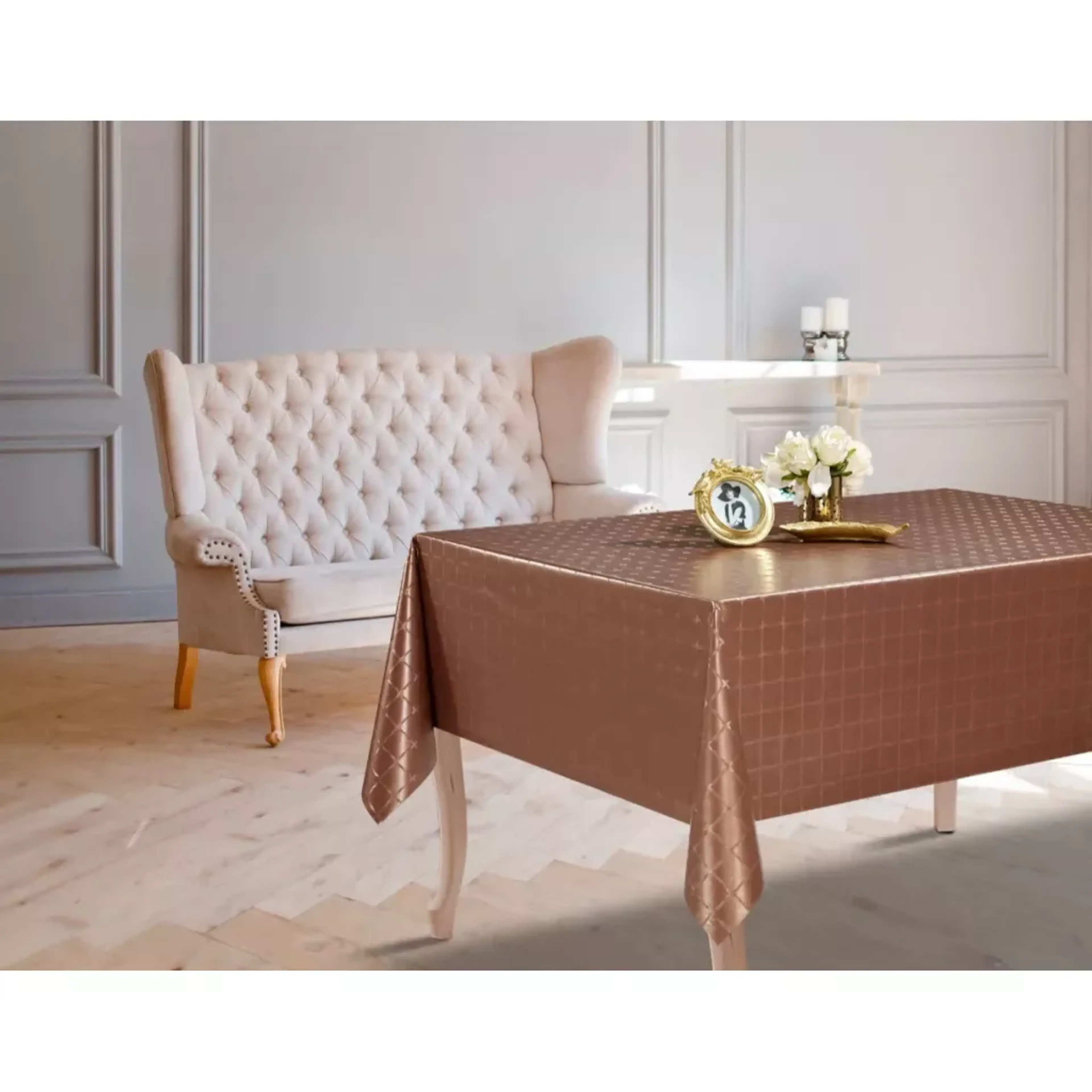 Едноцветно тъмно-кафяво квадрати