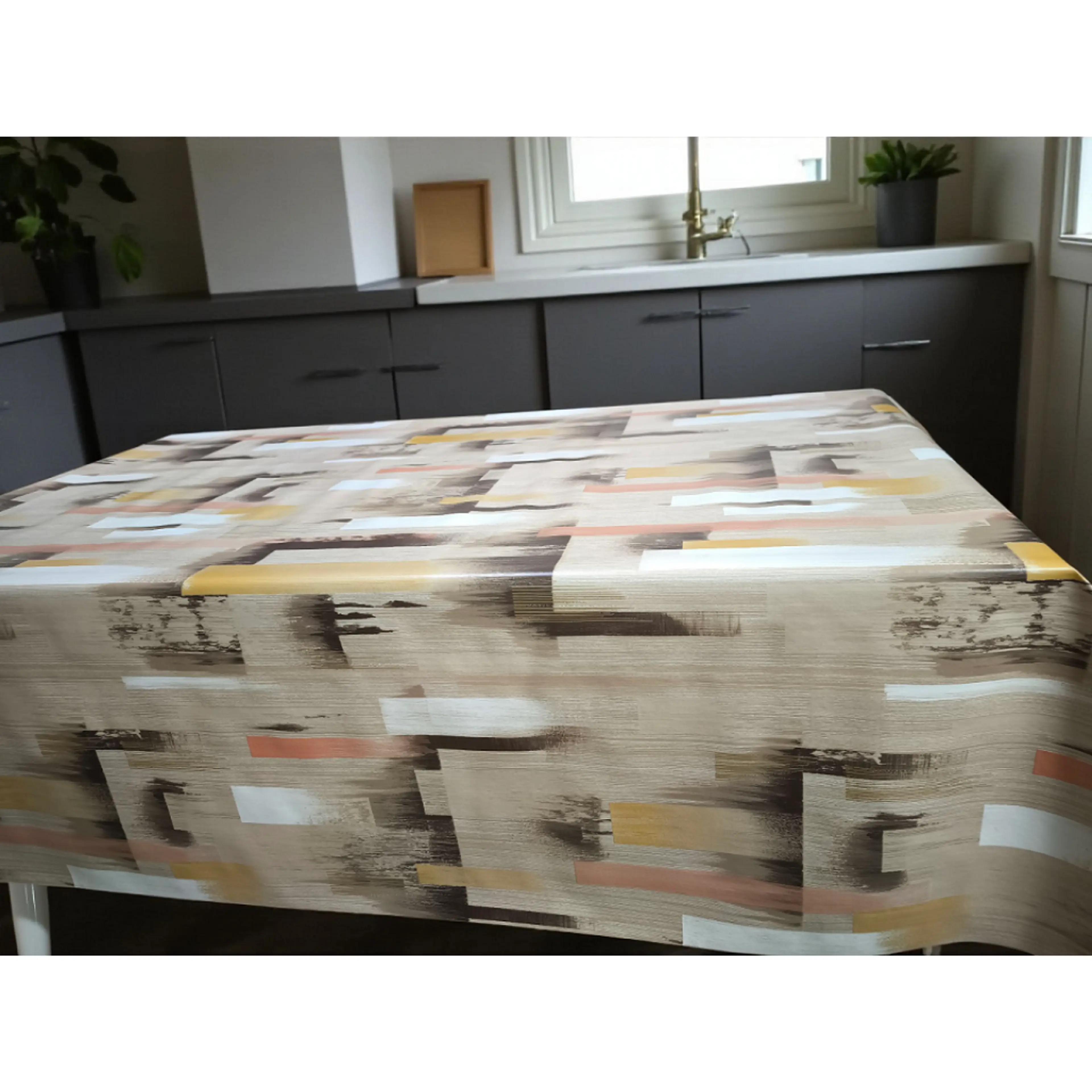 Мушама за маса с абстрактен дизайн в топли цветове