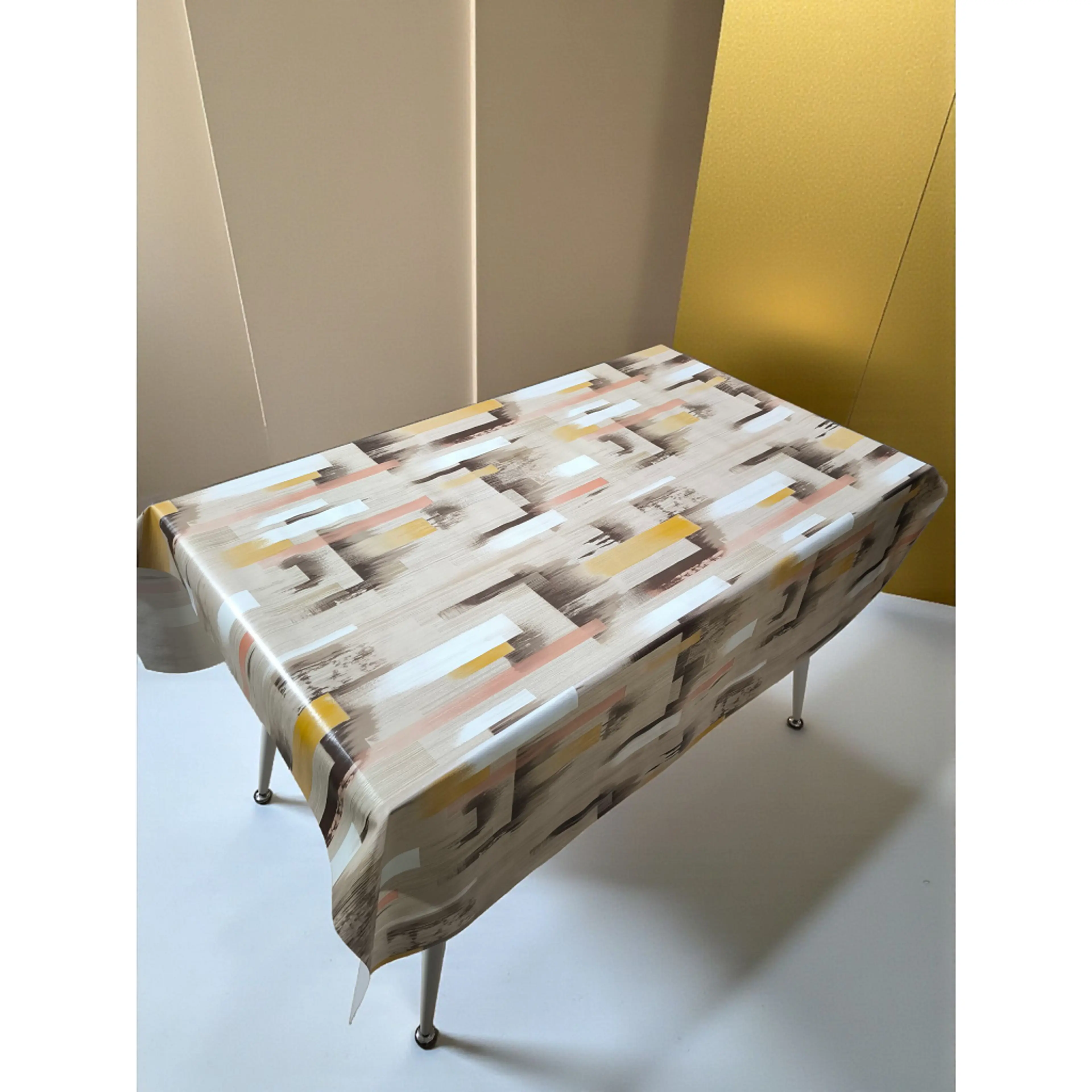 Мушама за маса с абстрактен дизайн в топли цветове
