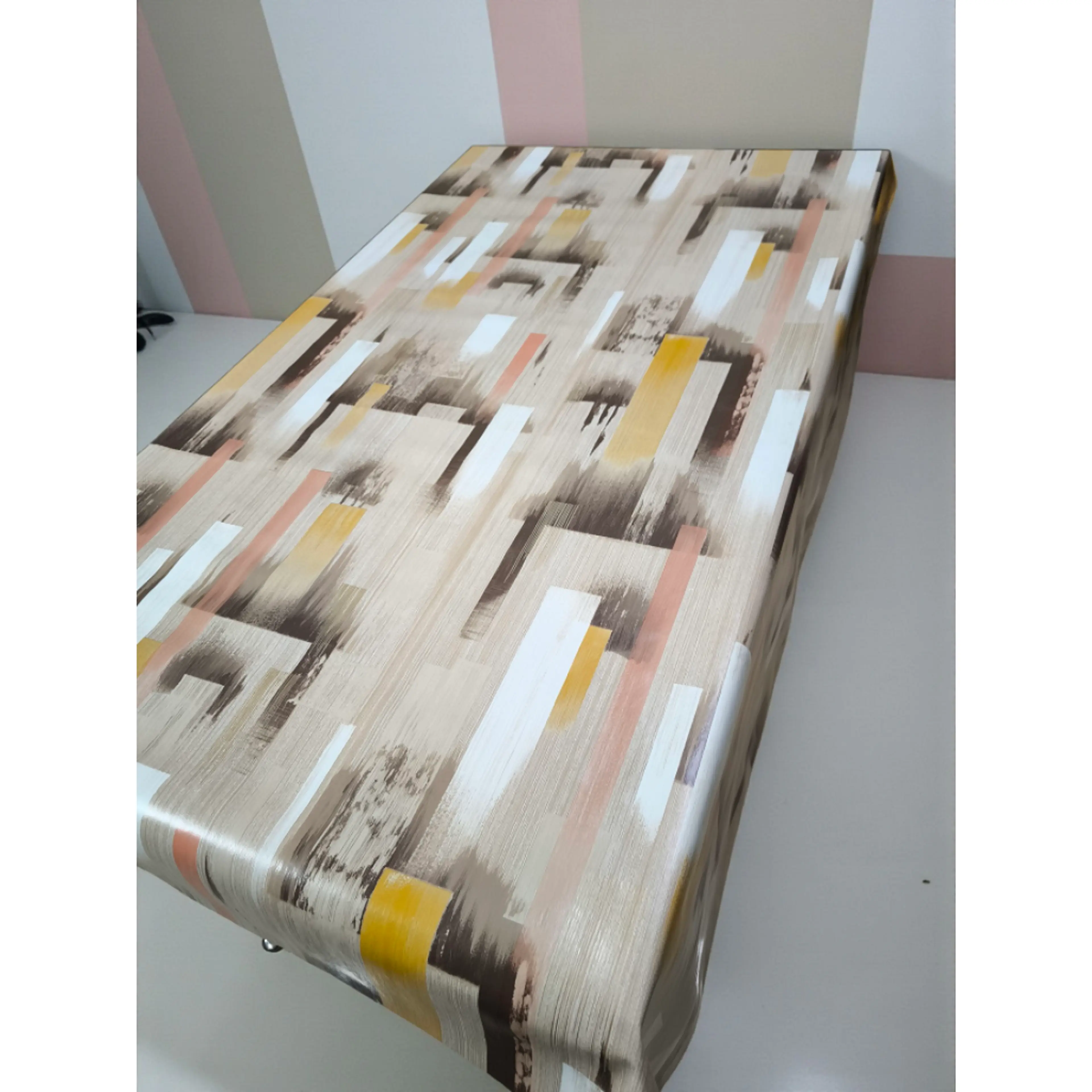 Мушама за маса с абстрактен дизайн в топли цветове