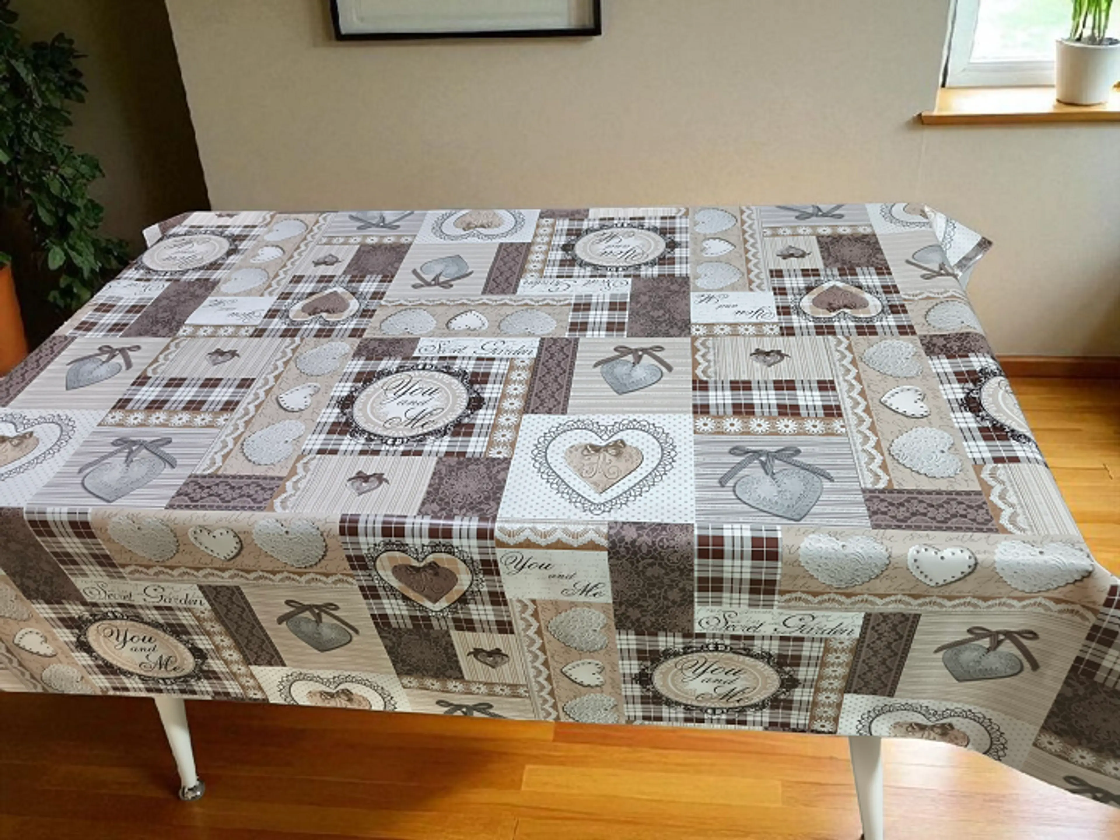 Мушама за маса, сърца и панделки