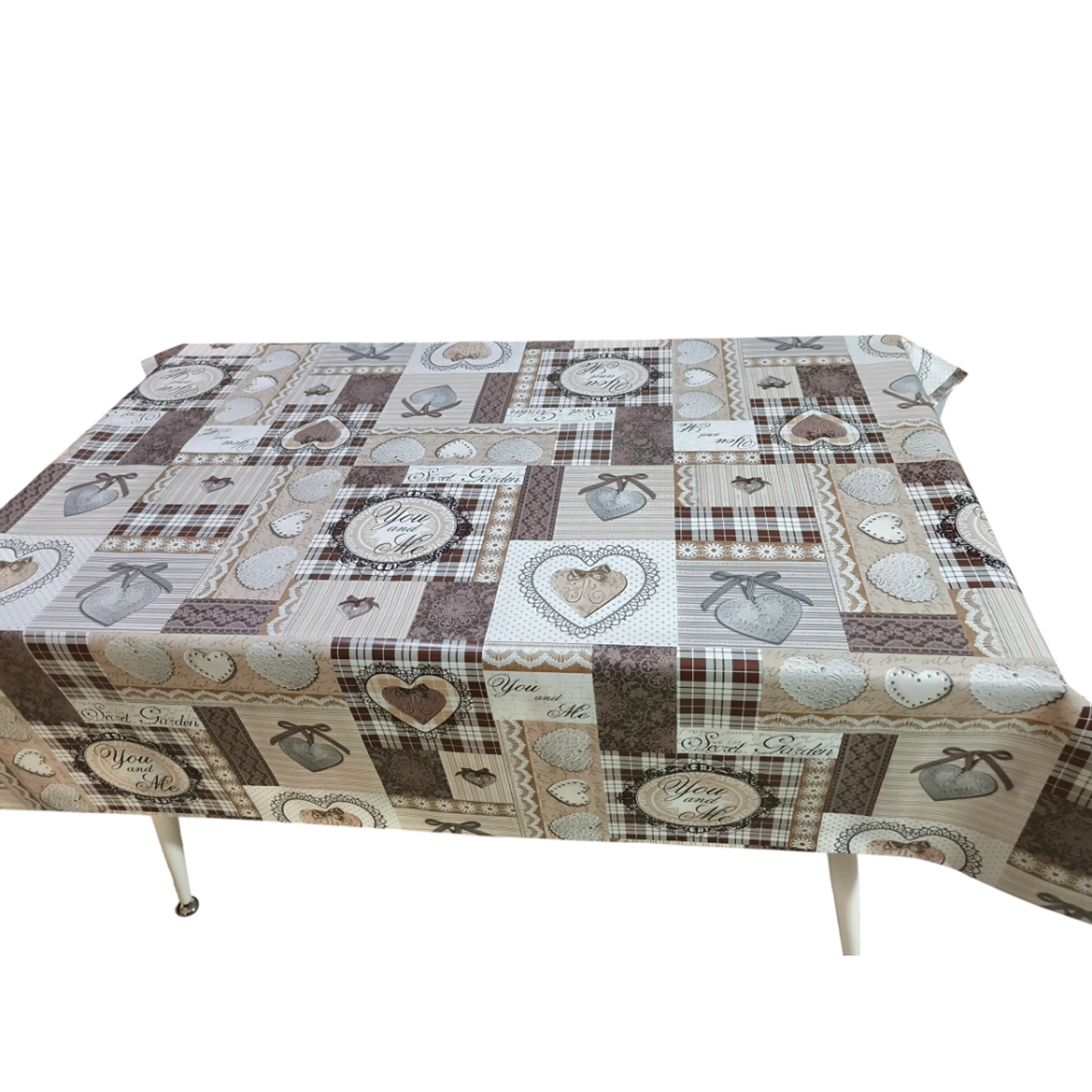 Мушама за маса, сърца и панделки