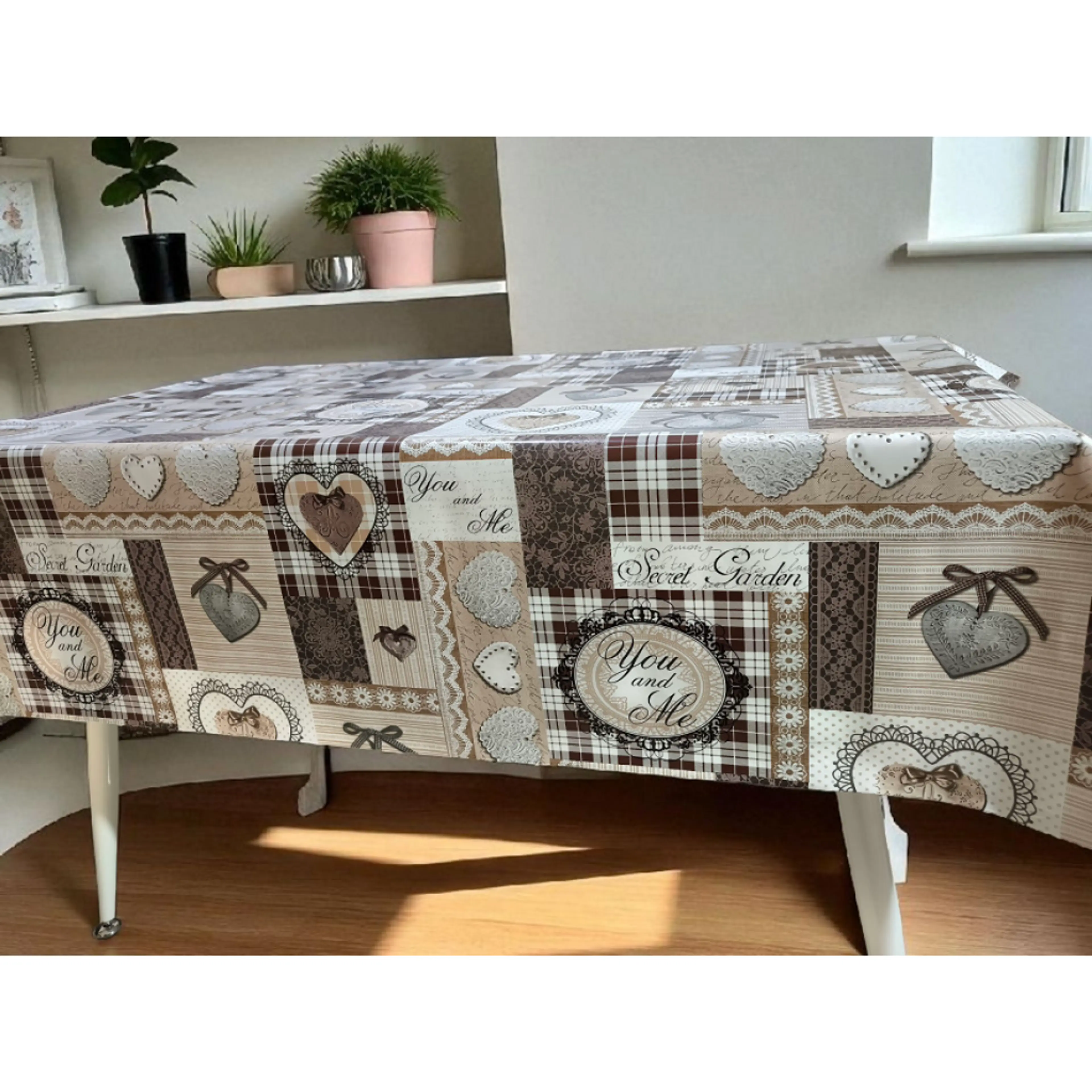 Мушама за маса, сърца и панделки