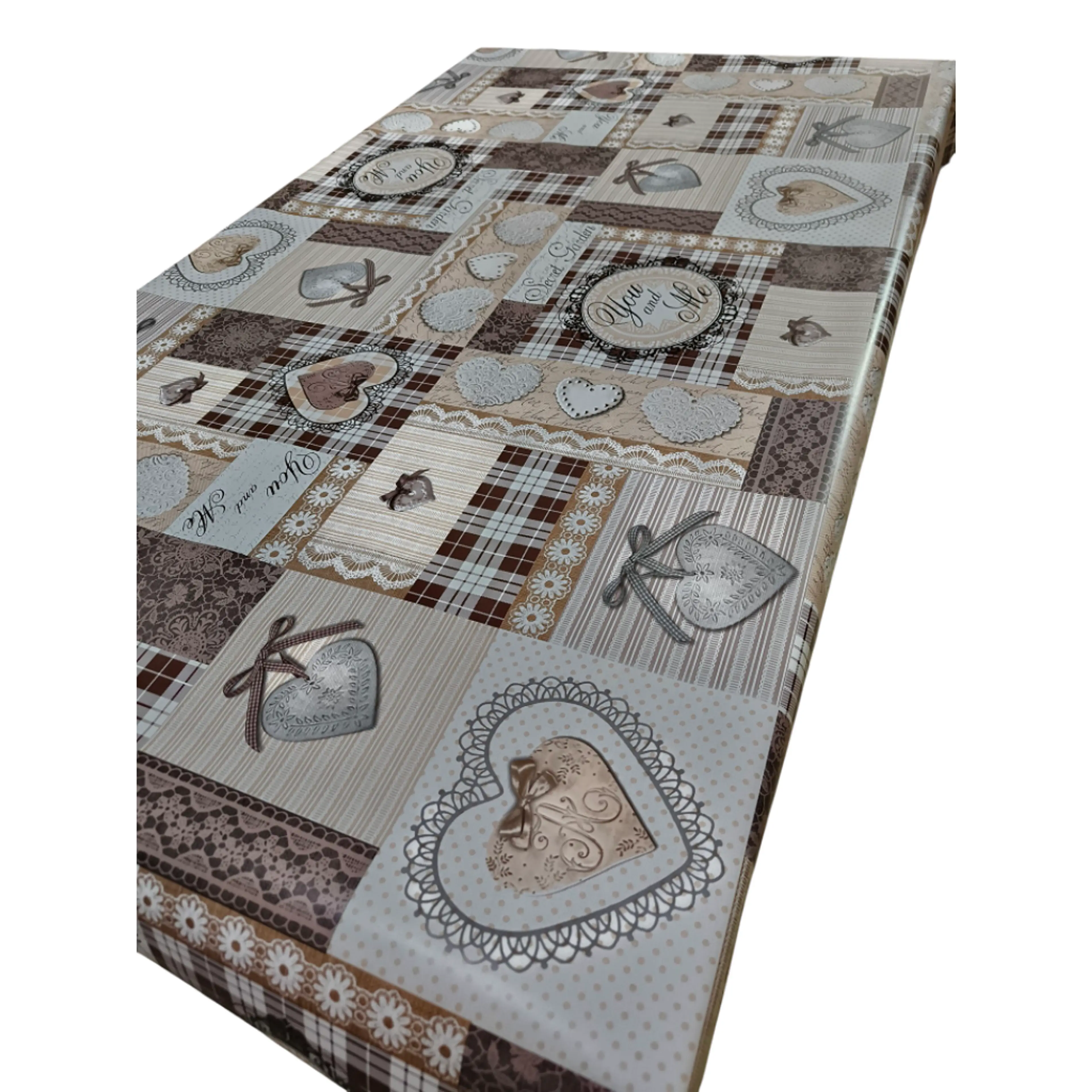 Мушама за маса, сърца и панделки