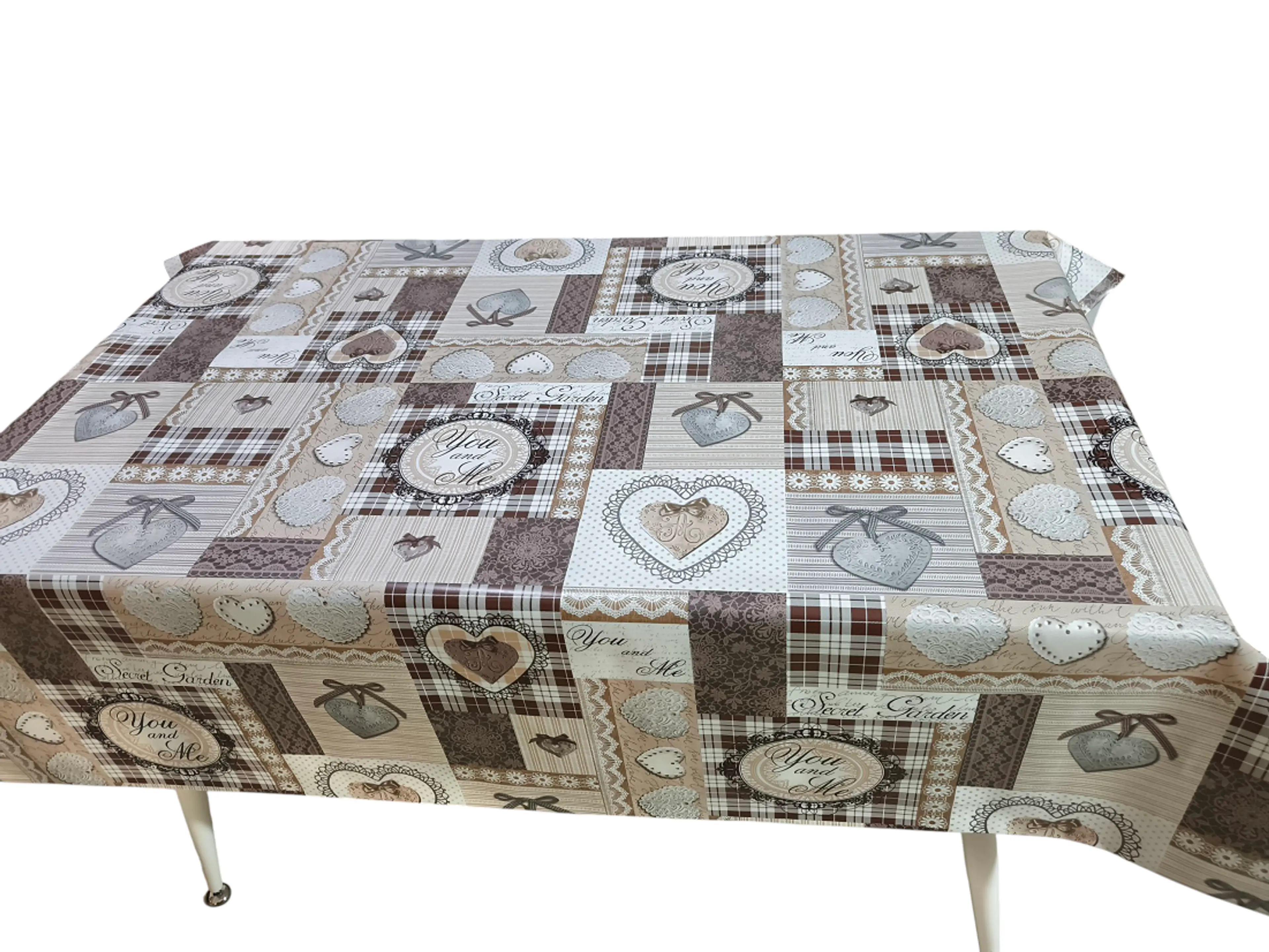 Мушама за маса, сърца и панделки