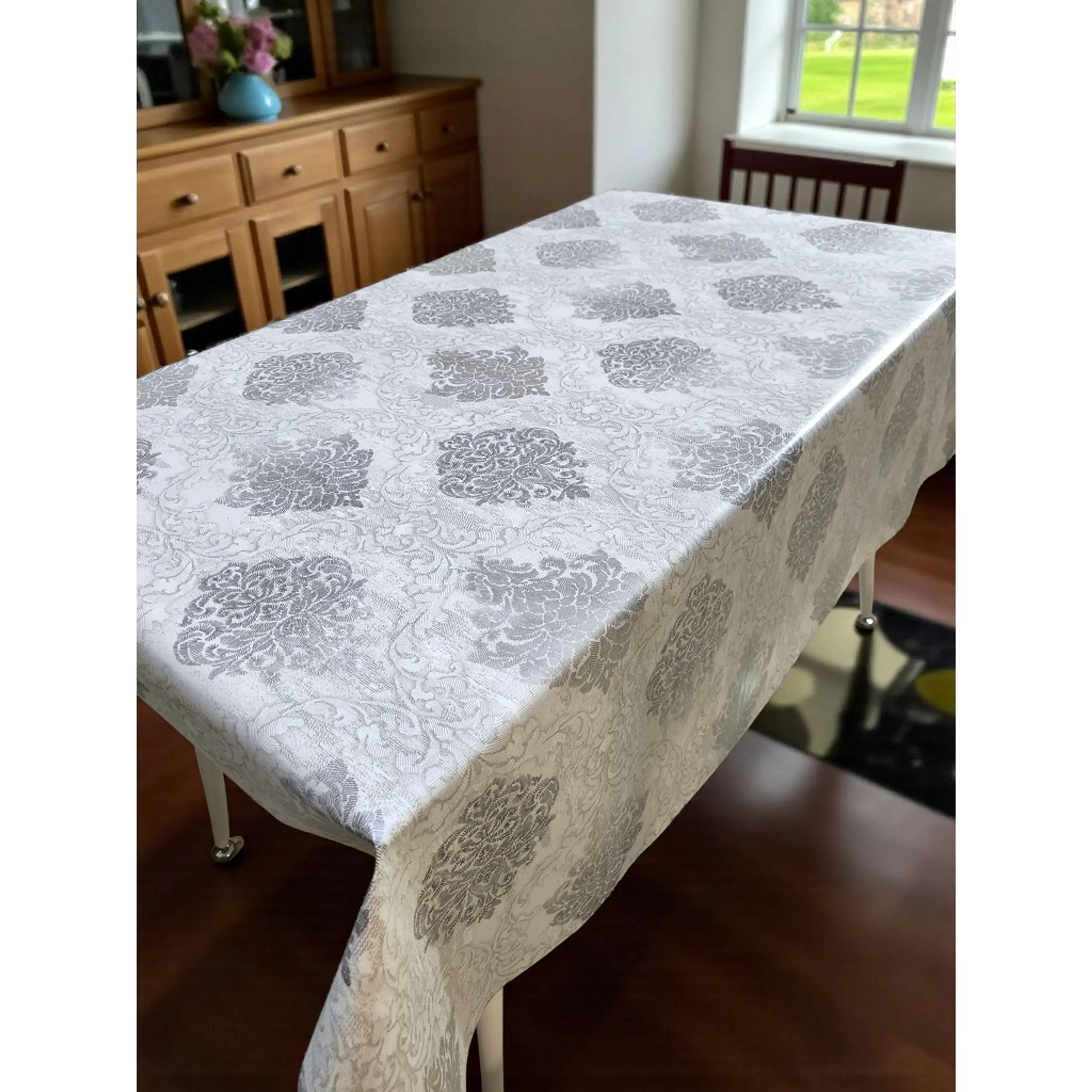 Мушама за маса със сиви орнаменти