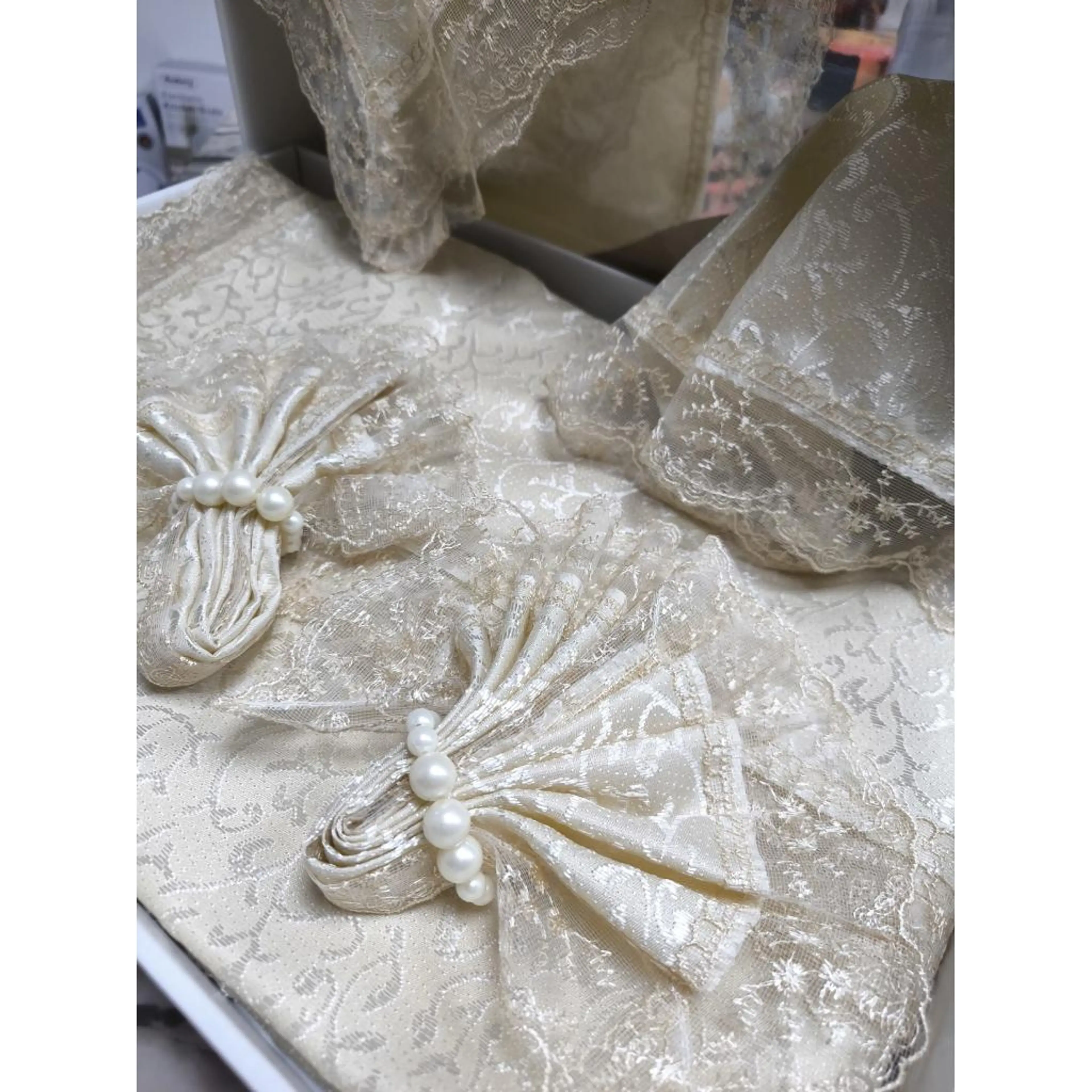 Покривка за маса, комплект с тишлайфер и салфетки- цвят капучино