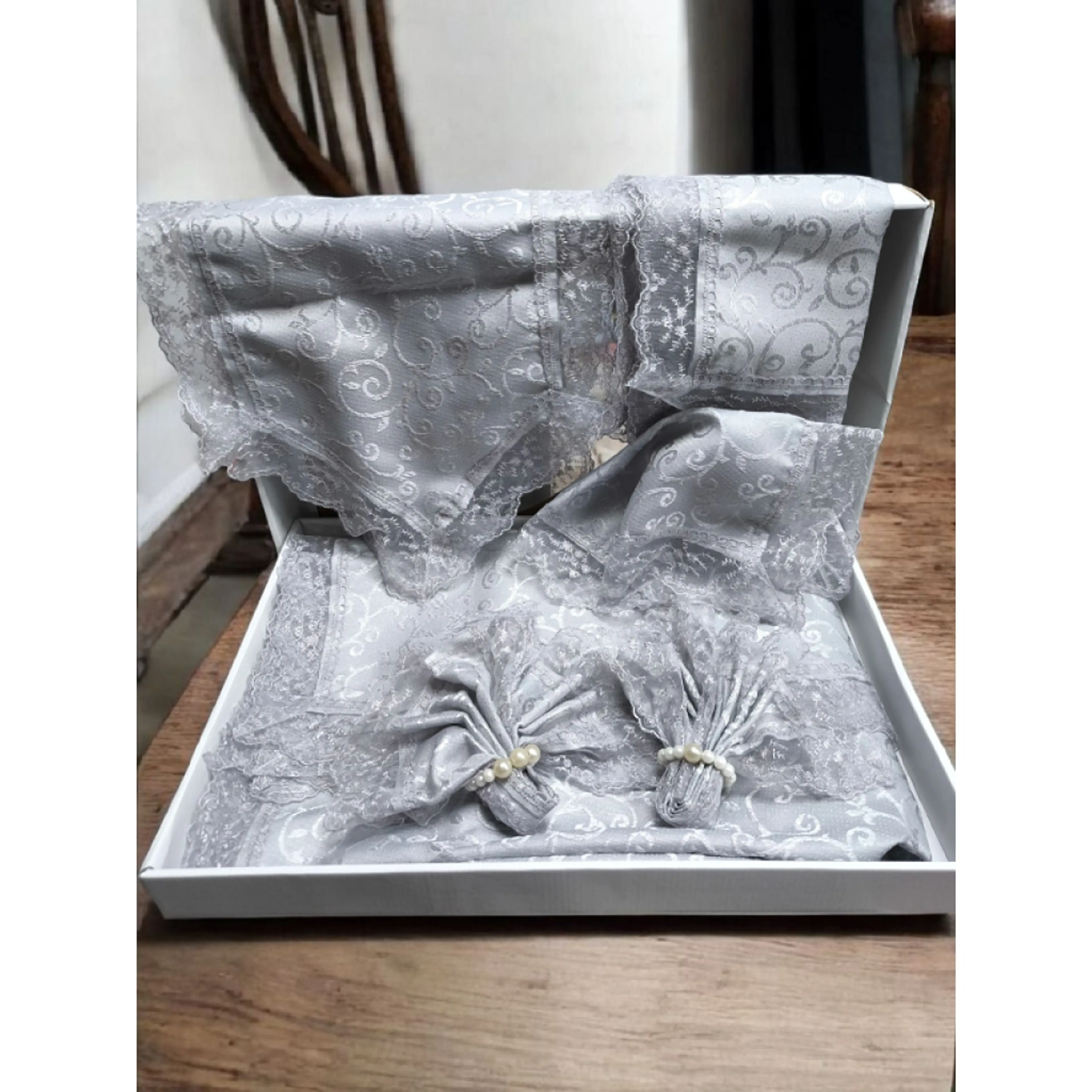 Покривка за маса, комплект с тишлайфер и салфетки- цвят сиво