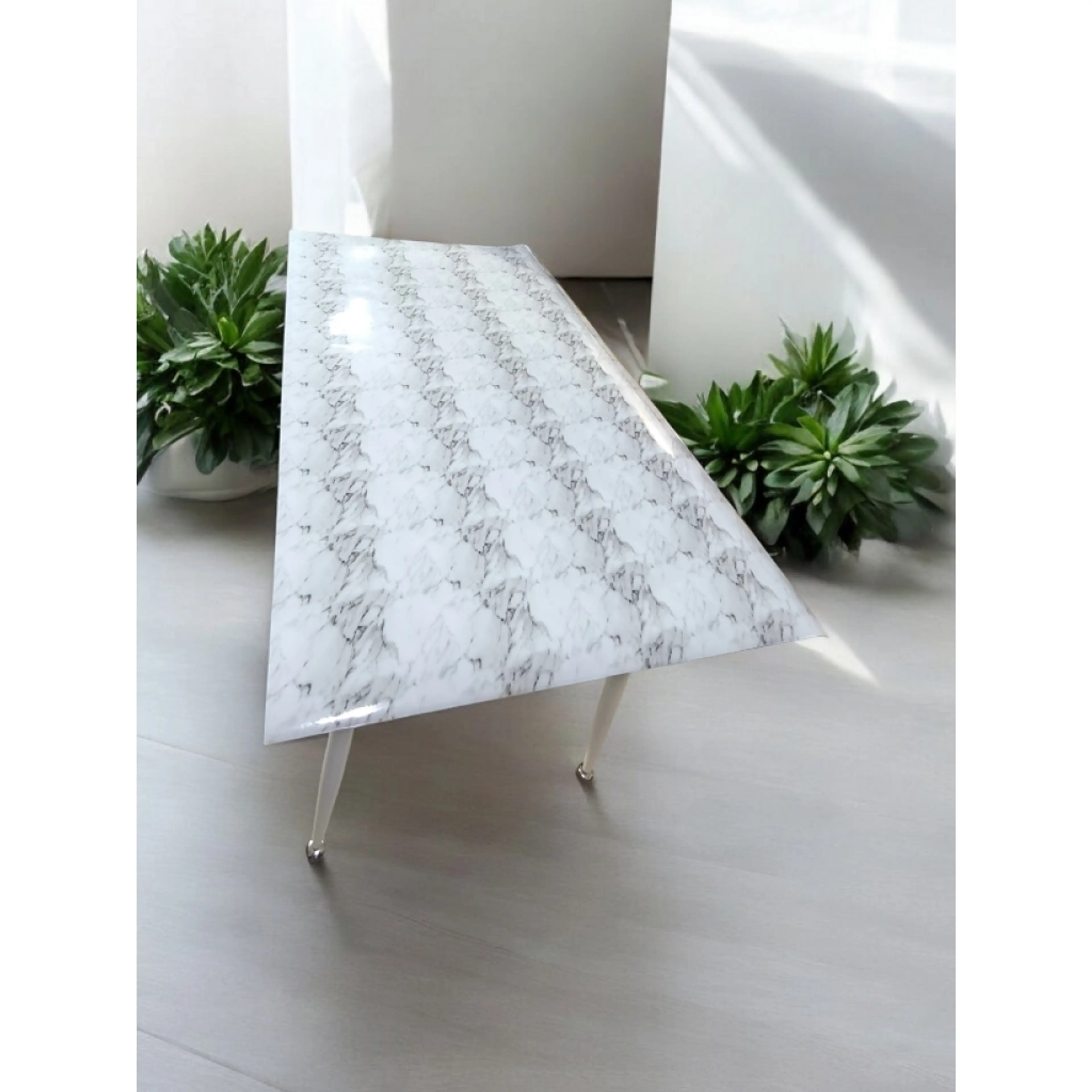 Протектор за маса, бял мрамор с черно