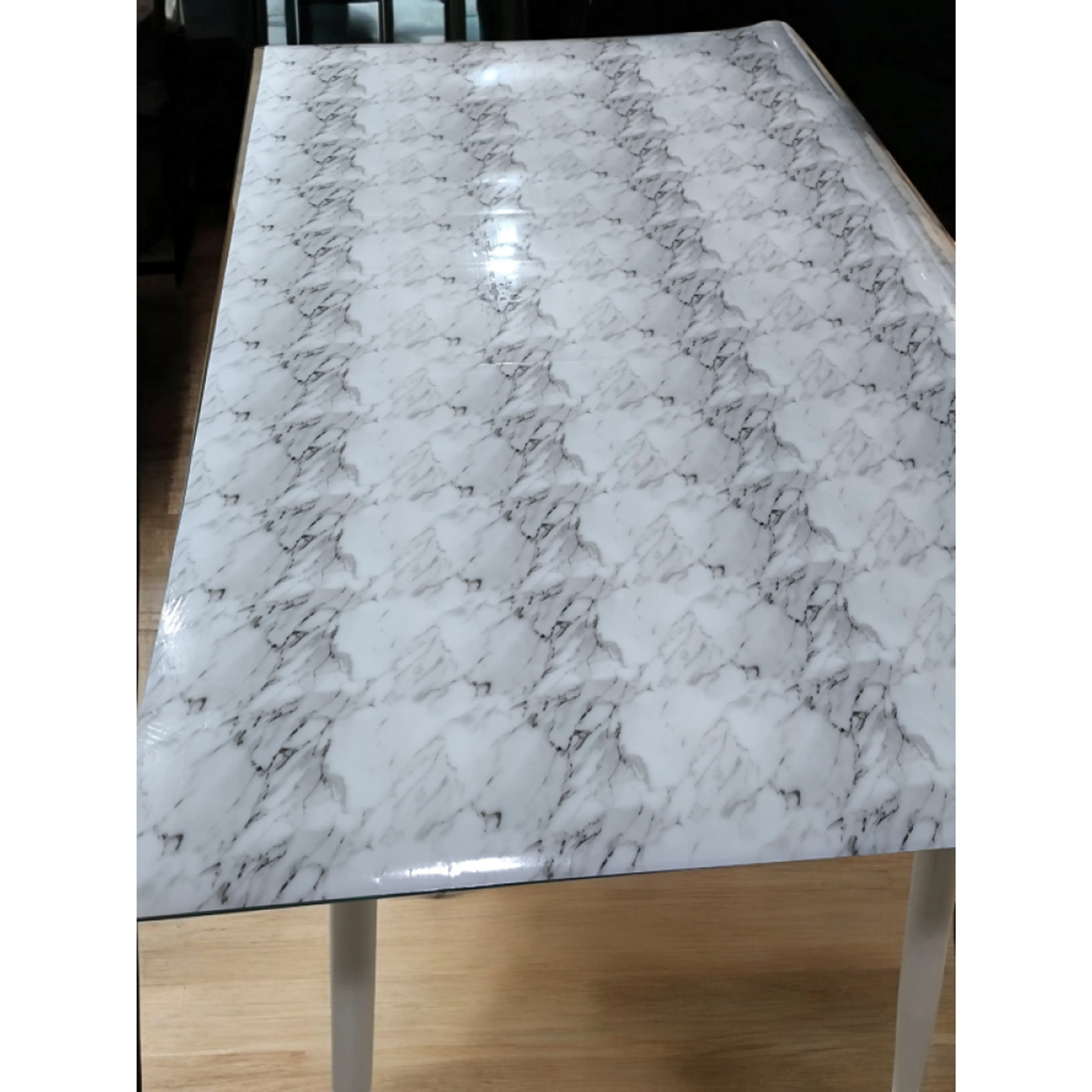 Протектор за маса, бял мрамор с черно