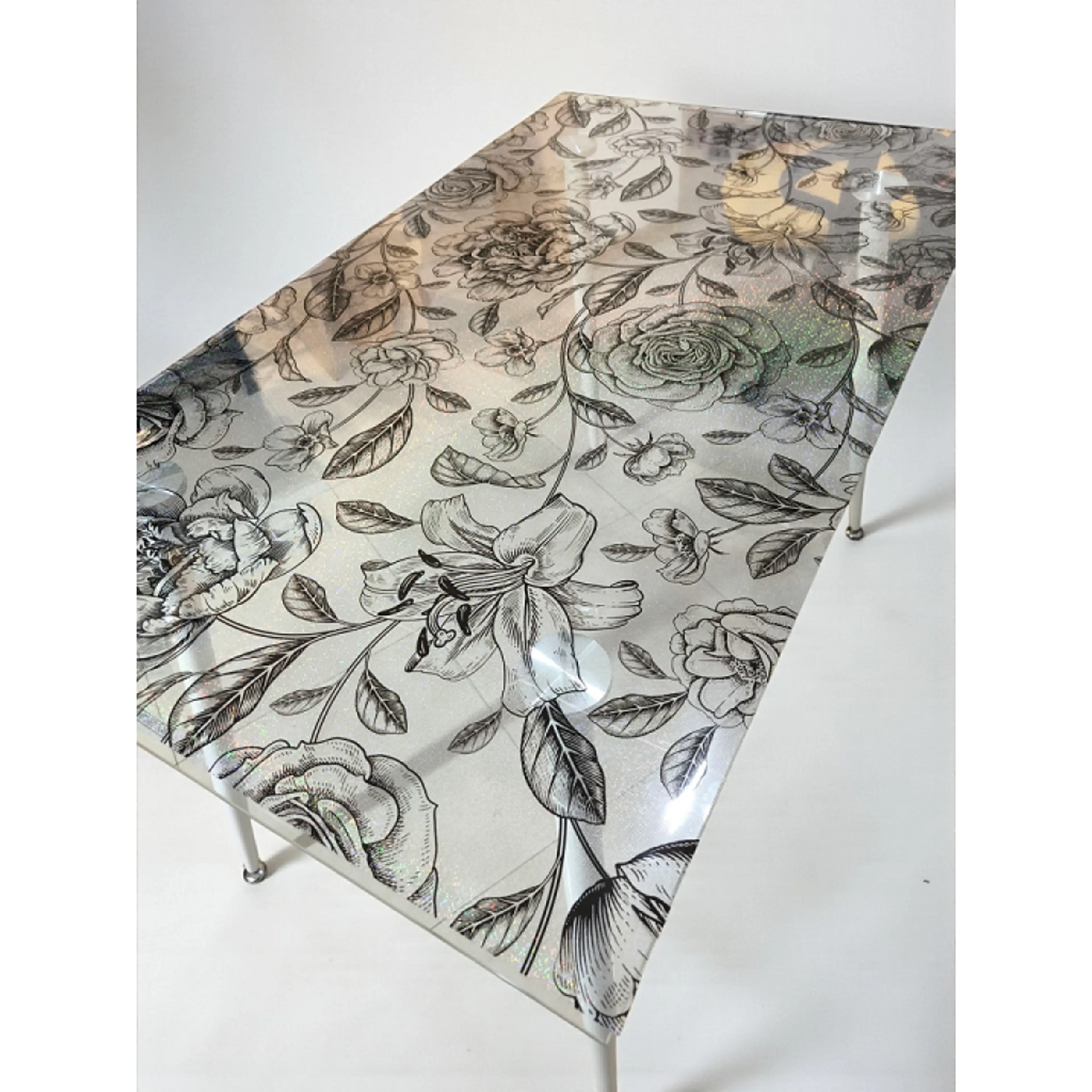 Протектор за маса, матиран фон с цветя
