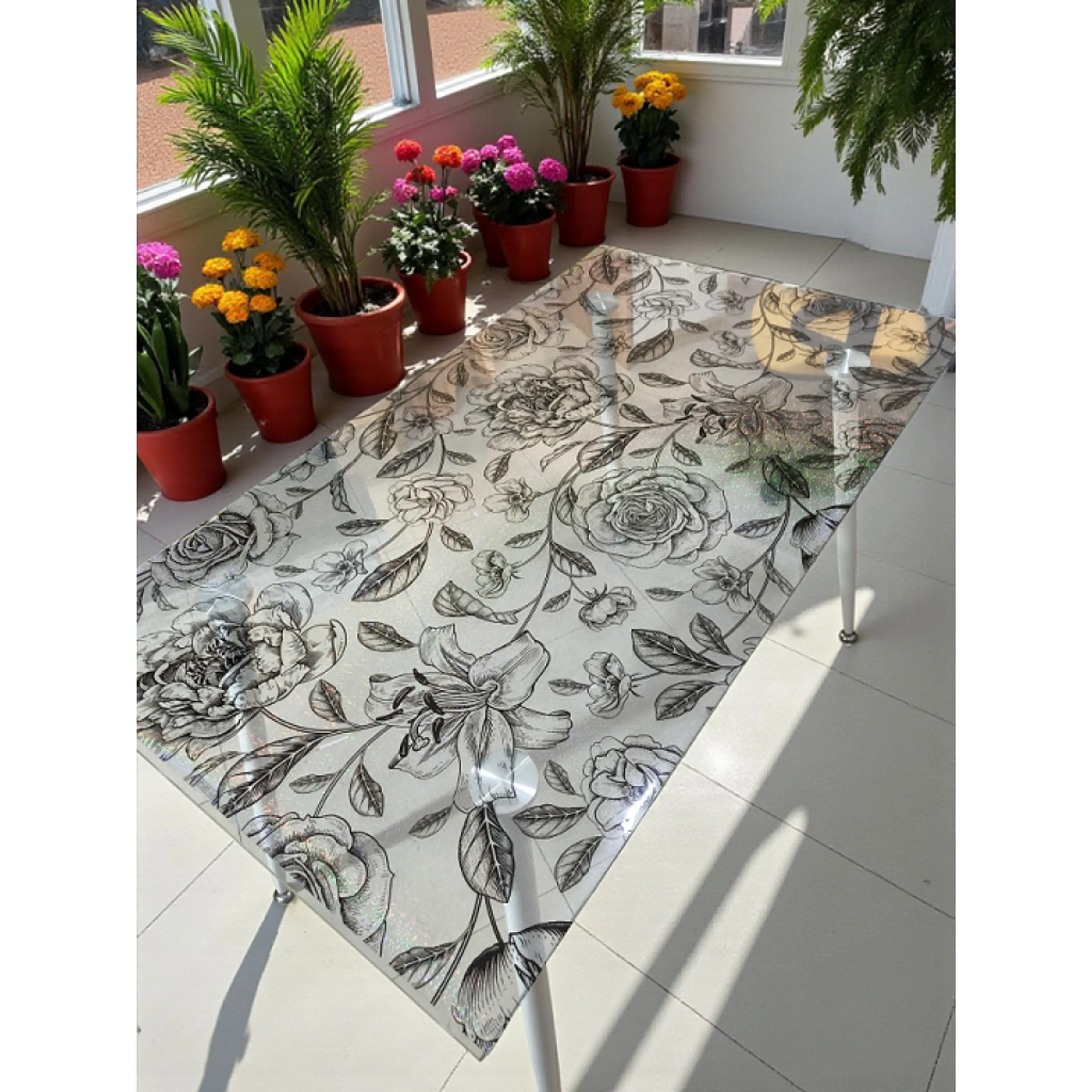 Протектор за маса, матиран фон с цветя