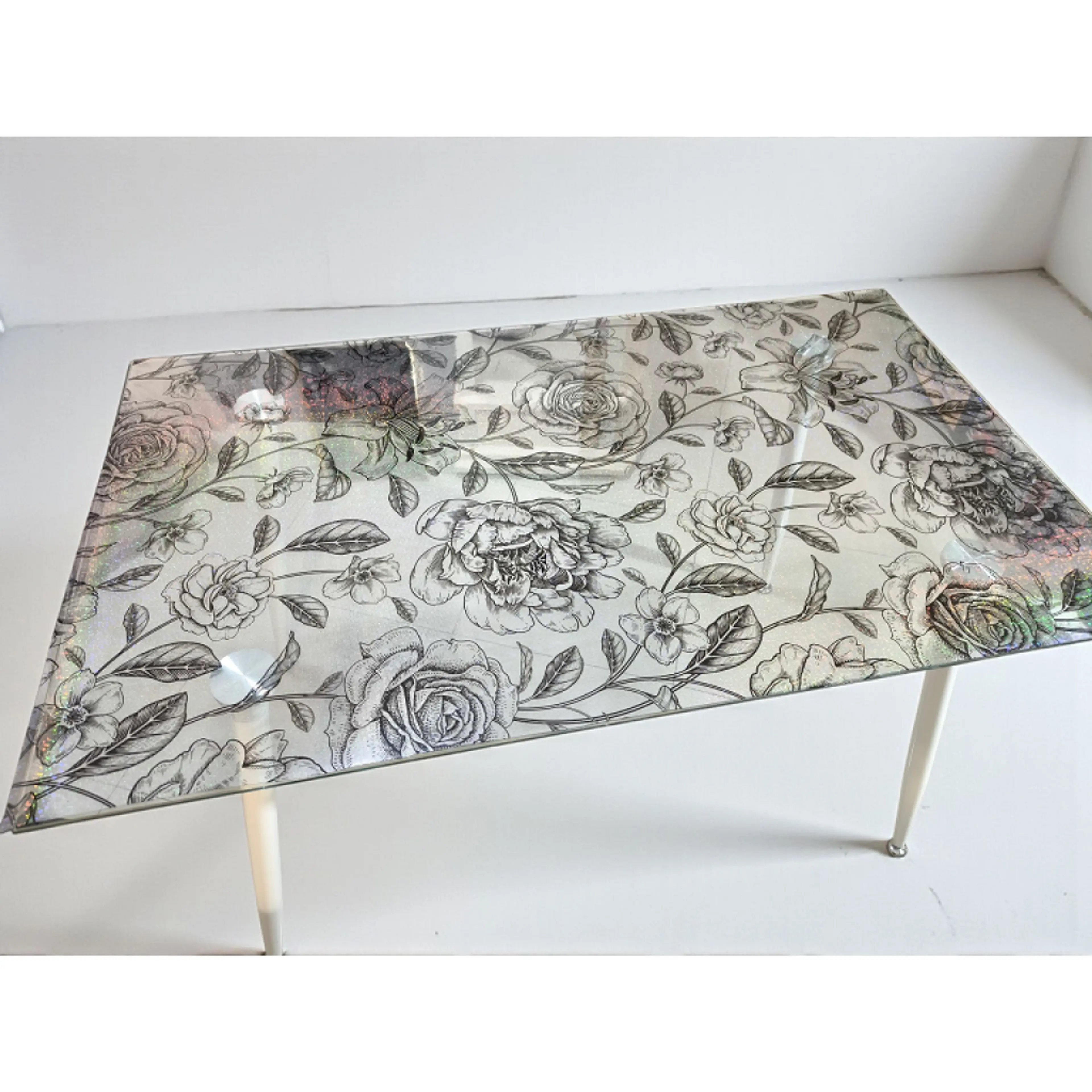 Протектор за маса, матиран фон с цветя
