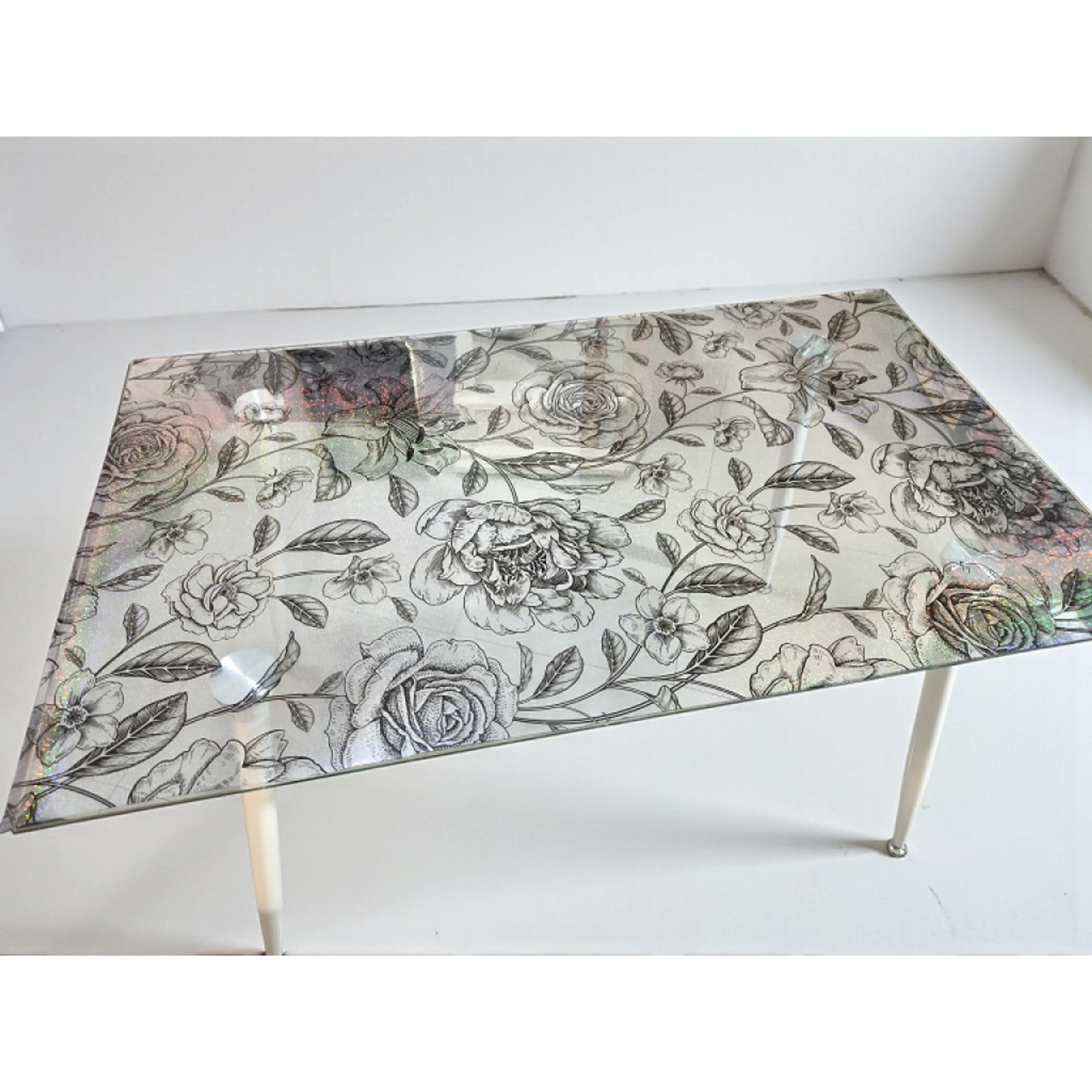 Протектор за маса, матиран фон с цветя