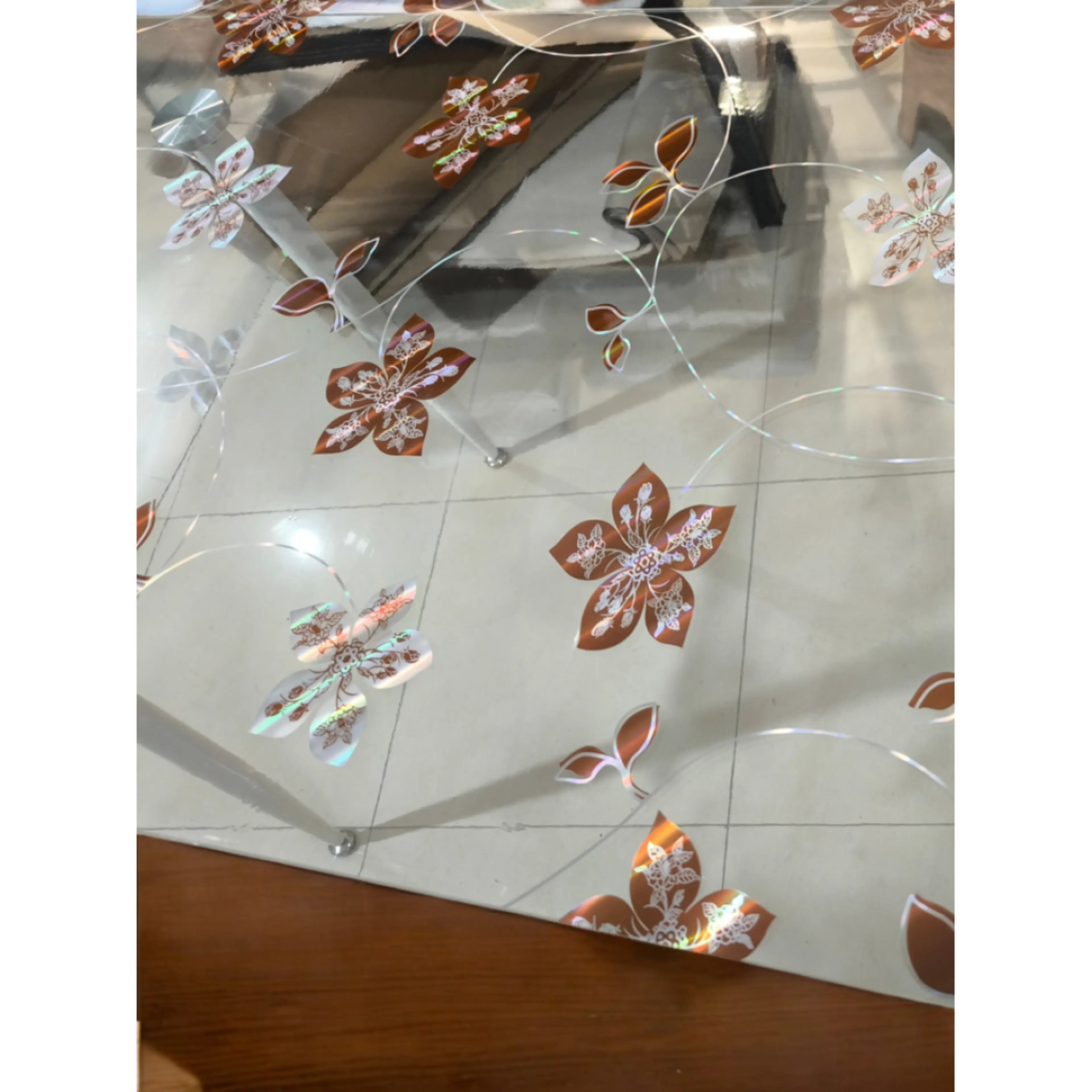 Протектор за маса, прозрачен фон кафяви-сиви листенца