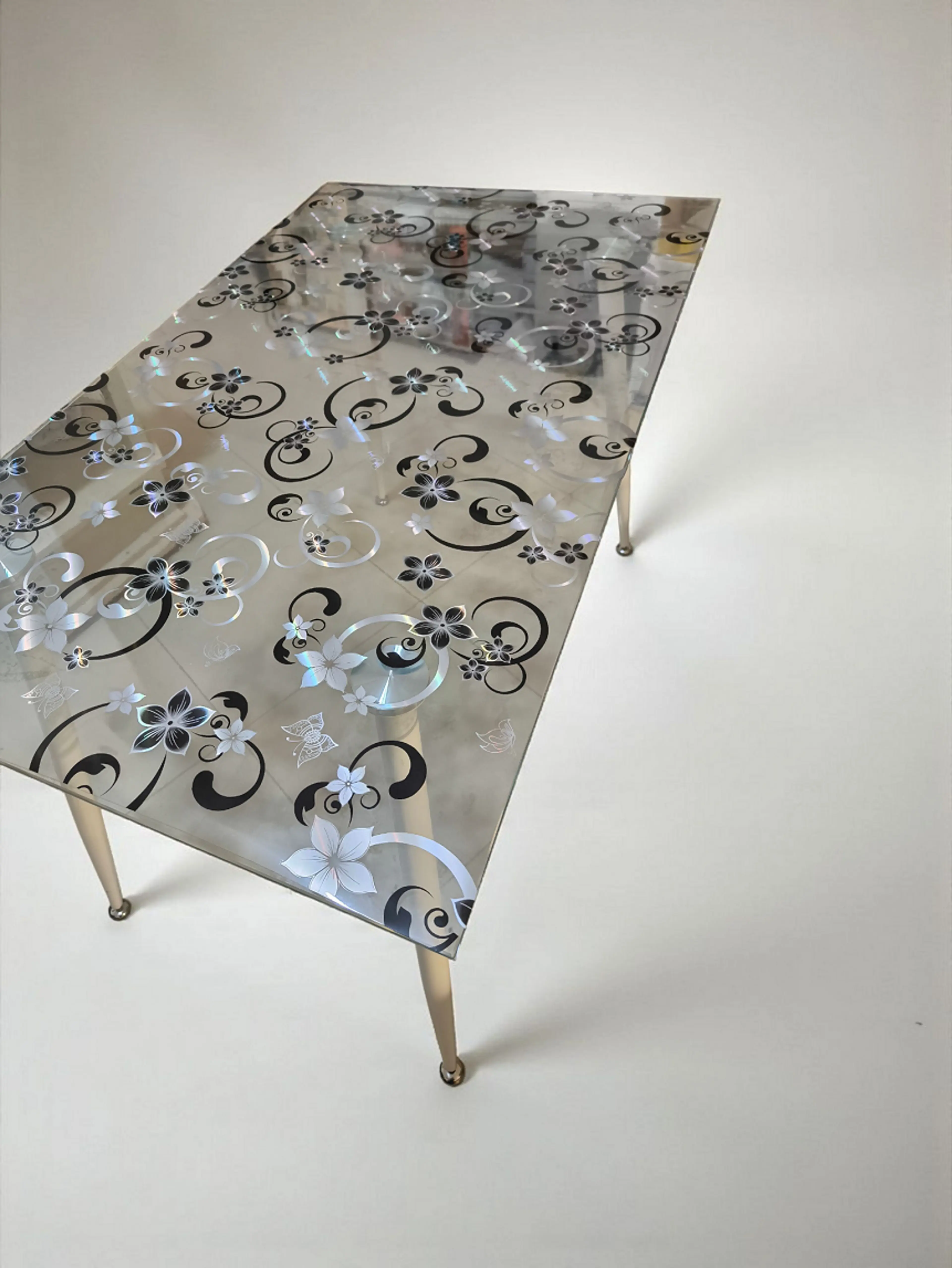 Протектор за маса, прозрачен фон с черни цветенца и сиви орнаменти - нов
