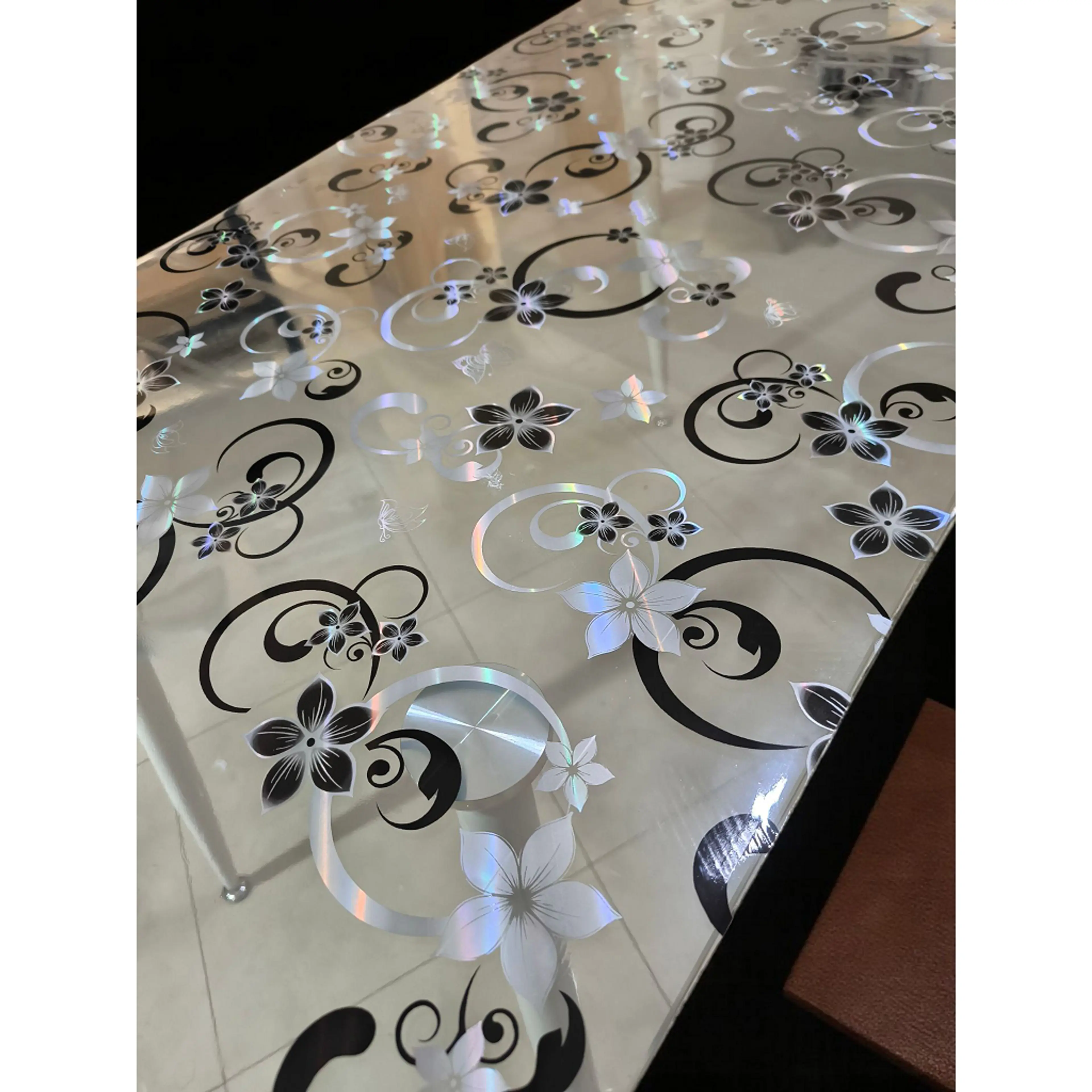 Протектор за маса, прозрачен фон с черни цветенца и сиви орнаменти - нов