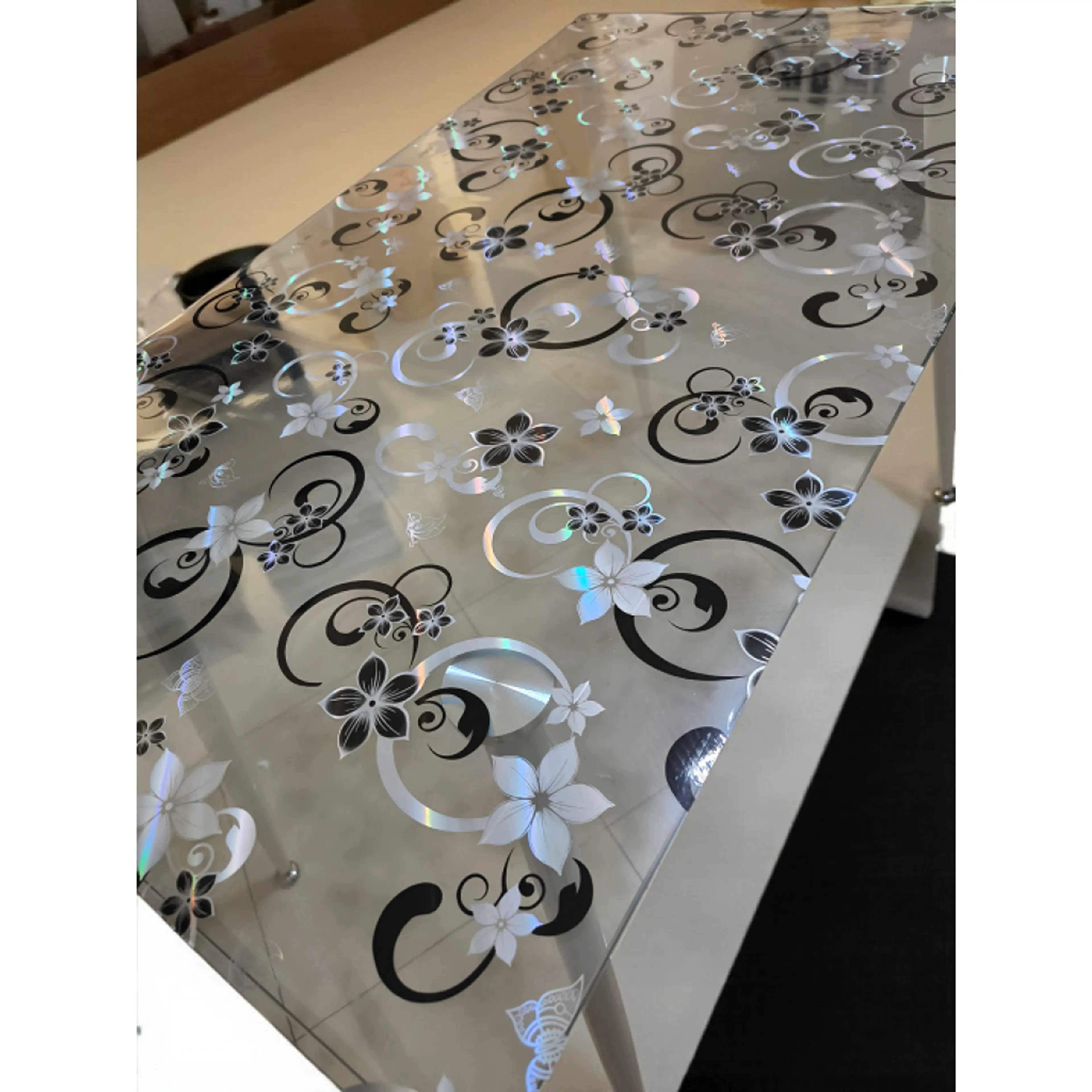 Протектор за маса, прозрачен фон с черни цветенца и сиви орнаменти - нов
