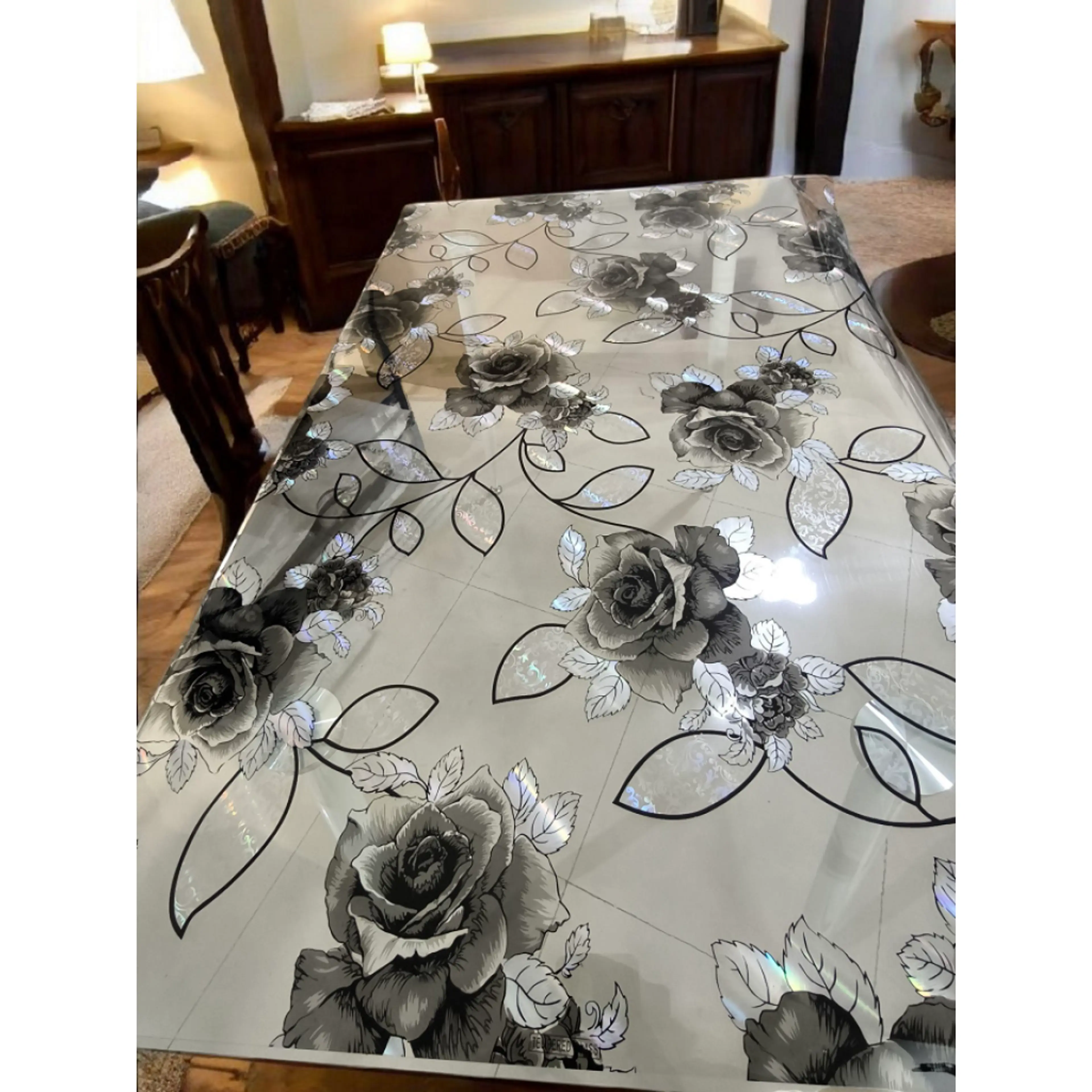 Протектор за маса, прозрачен фон с големи красиви рози 80см 200см