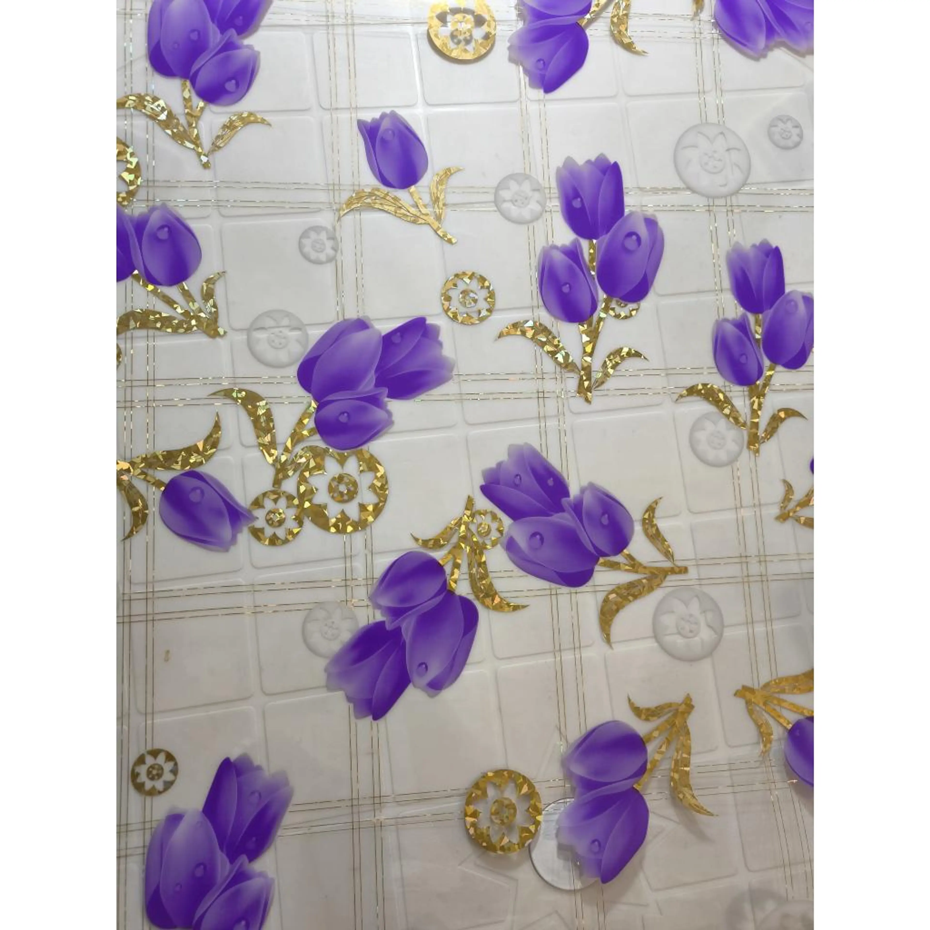 Протектор за маса, прозрачен фон с лилави лалета