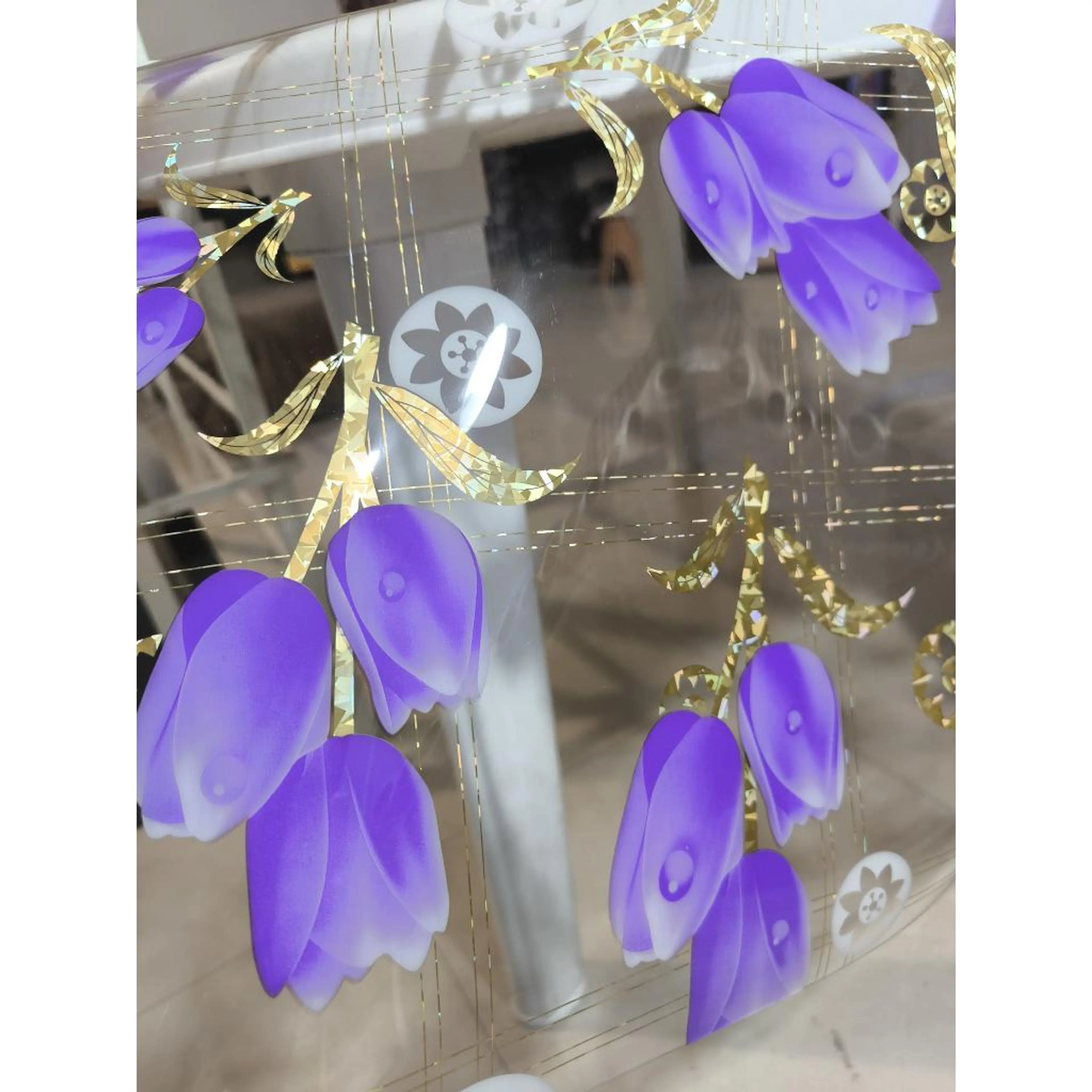 Протектор за маса, прозрачен фон с лилави лалета