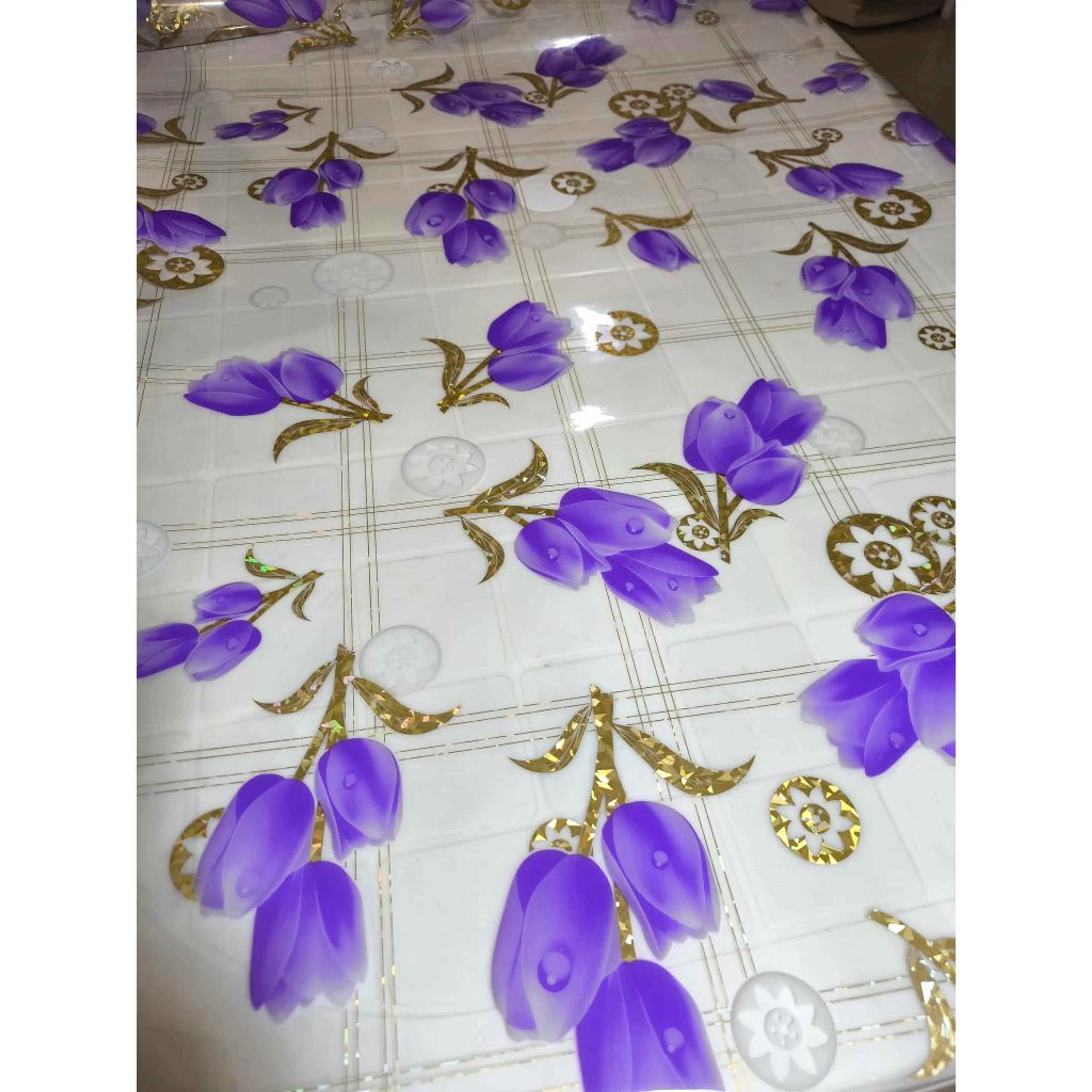 Протектор за маса, прозрачен фон с лилави лалета