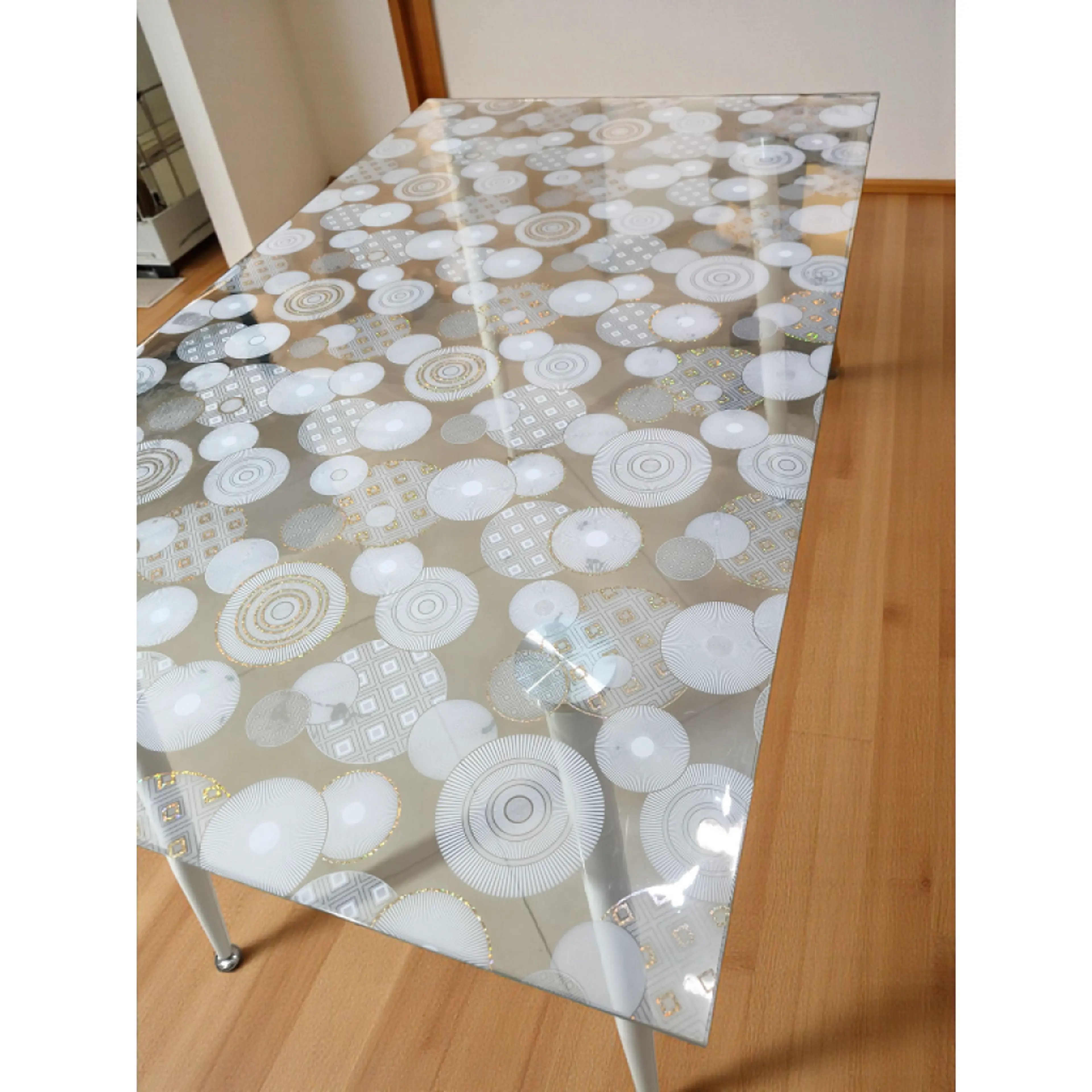 Протектор за маса, прозрачен фон сиви кръгове