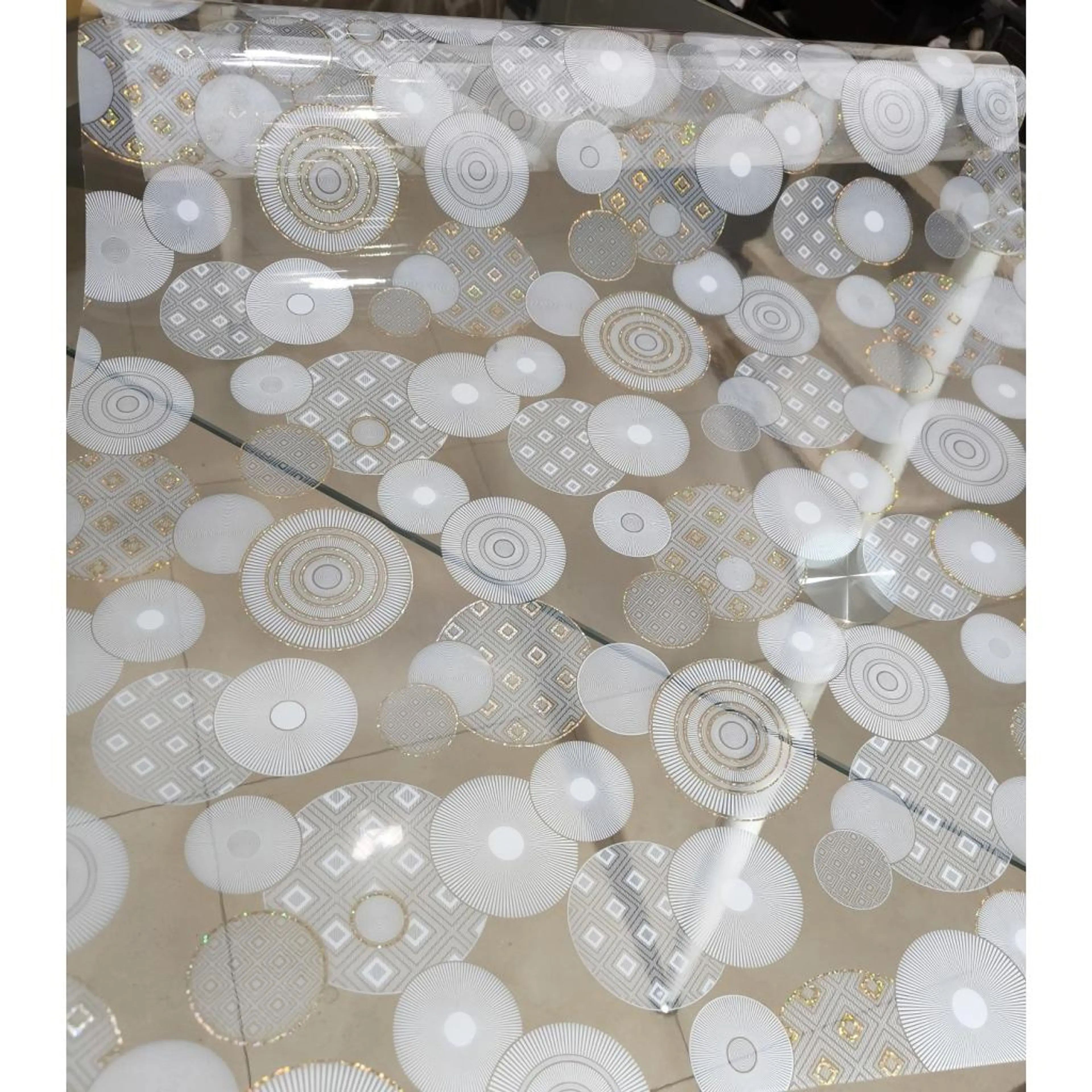 Протектор за маса, прозрачен фон сиви кръгове