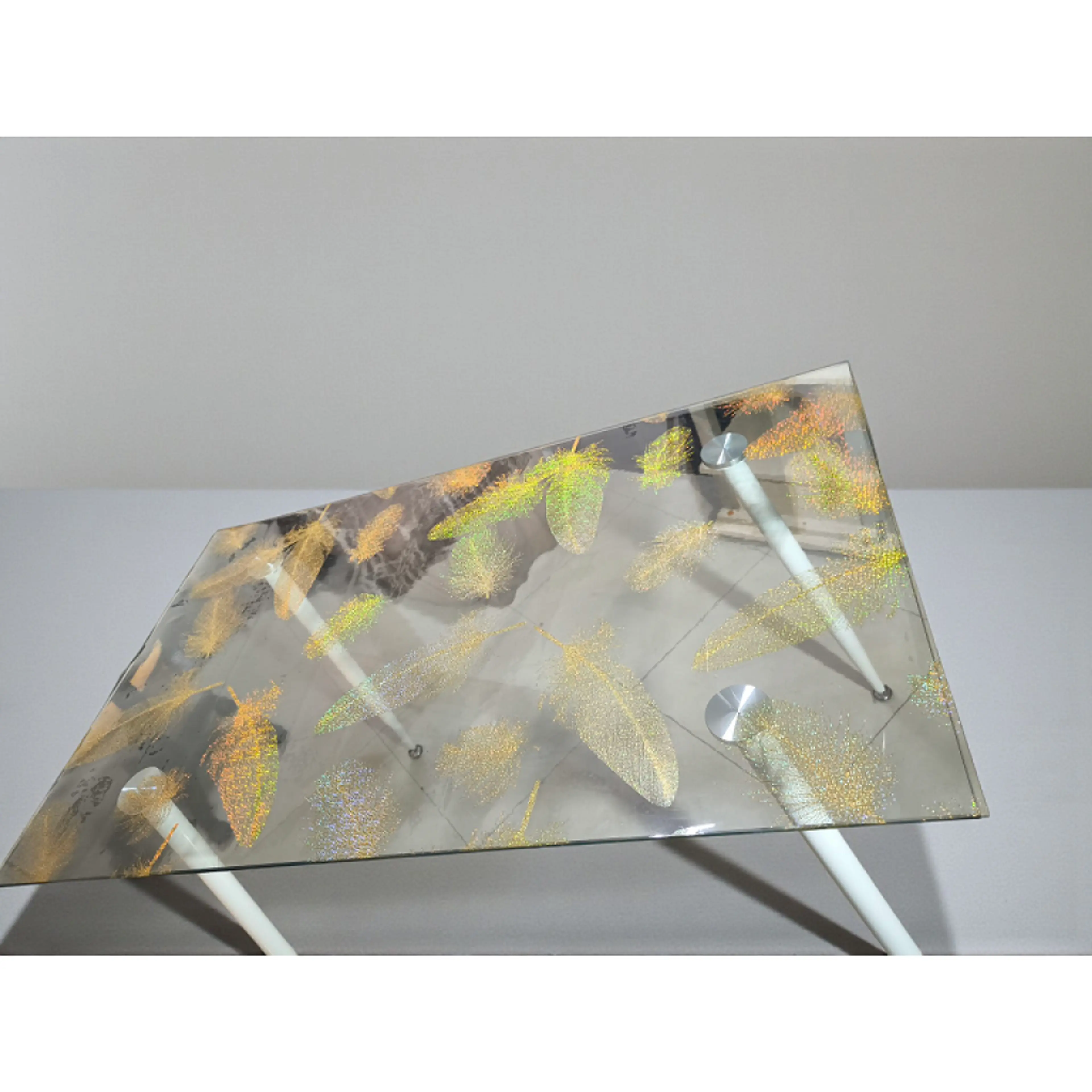 Протектор за маса, прозрачен фон със златисти пера