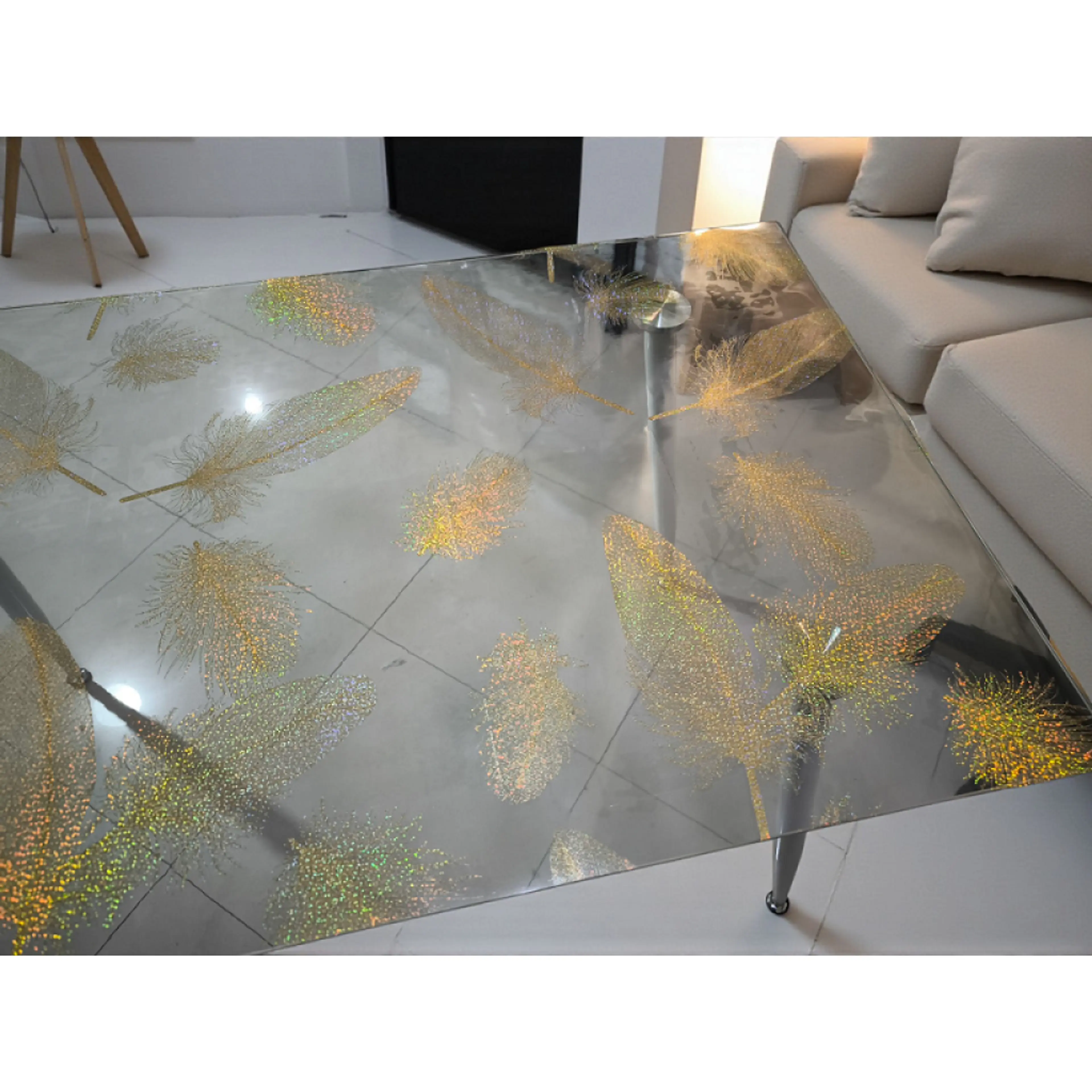 Протектор за маса, прозрачен фон със златисти пера