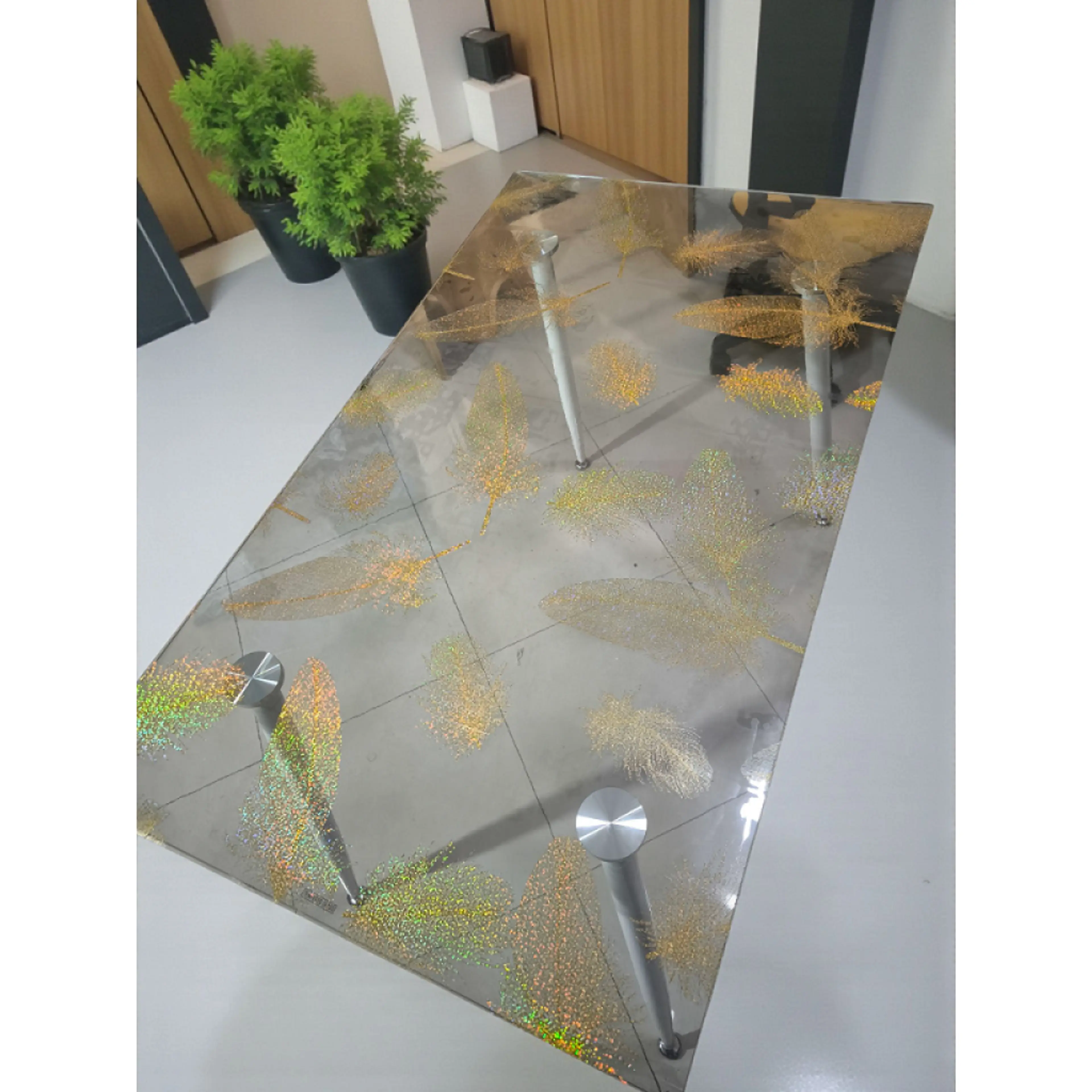 Протектор за маса, прозрачен фон със златисти пера