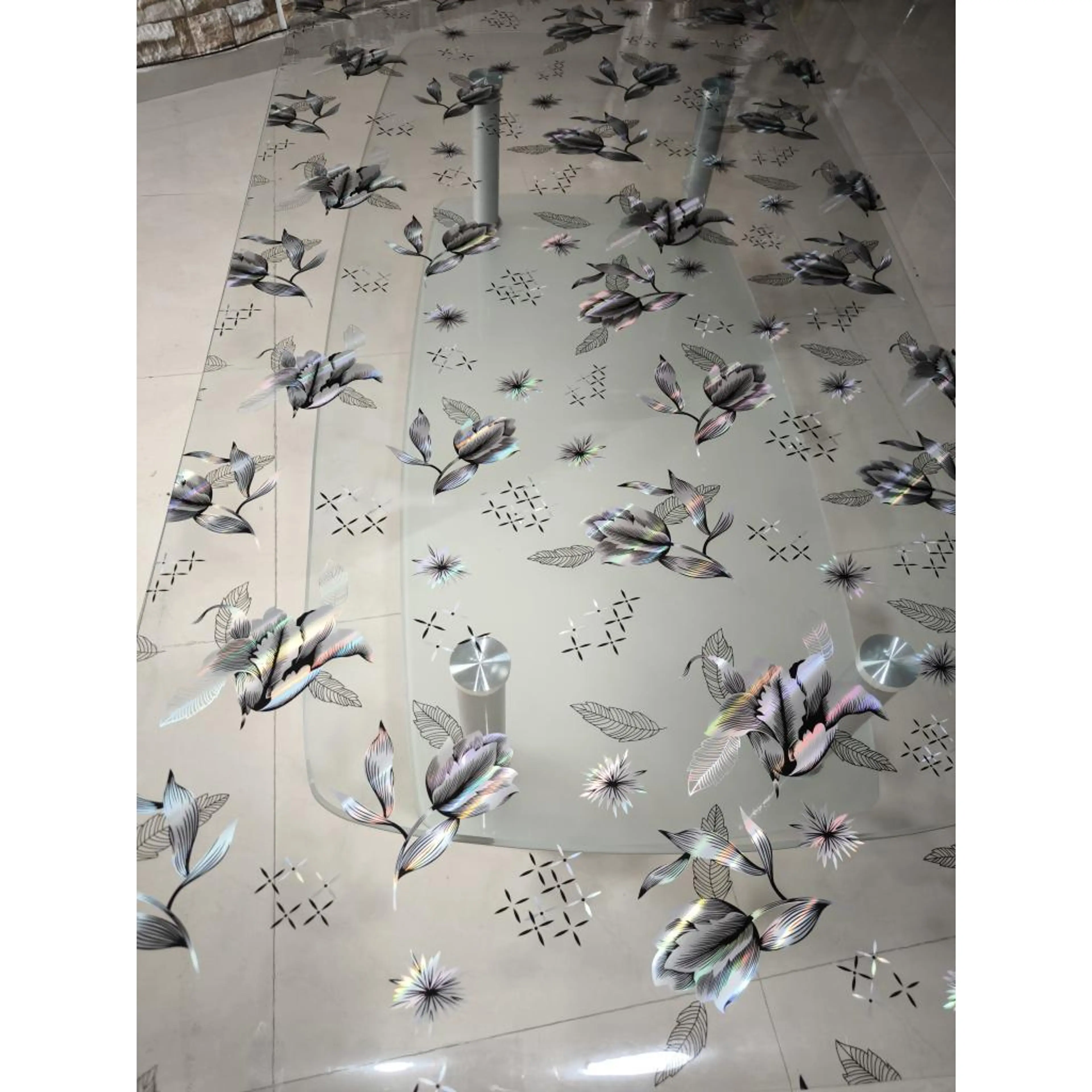 Протектор за маса , прозрачен с листенца. Ширина 70см