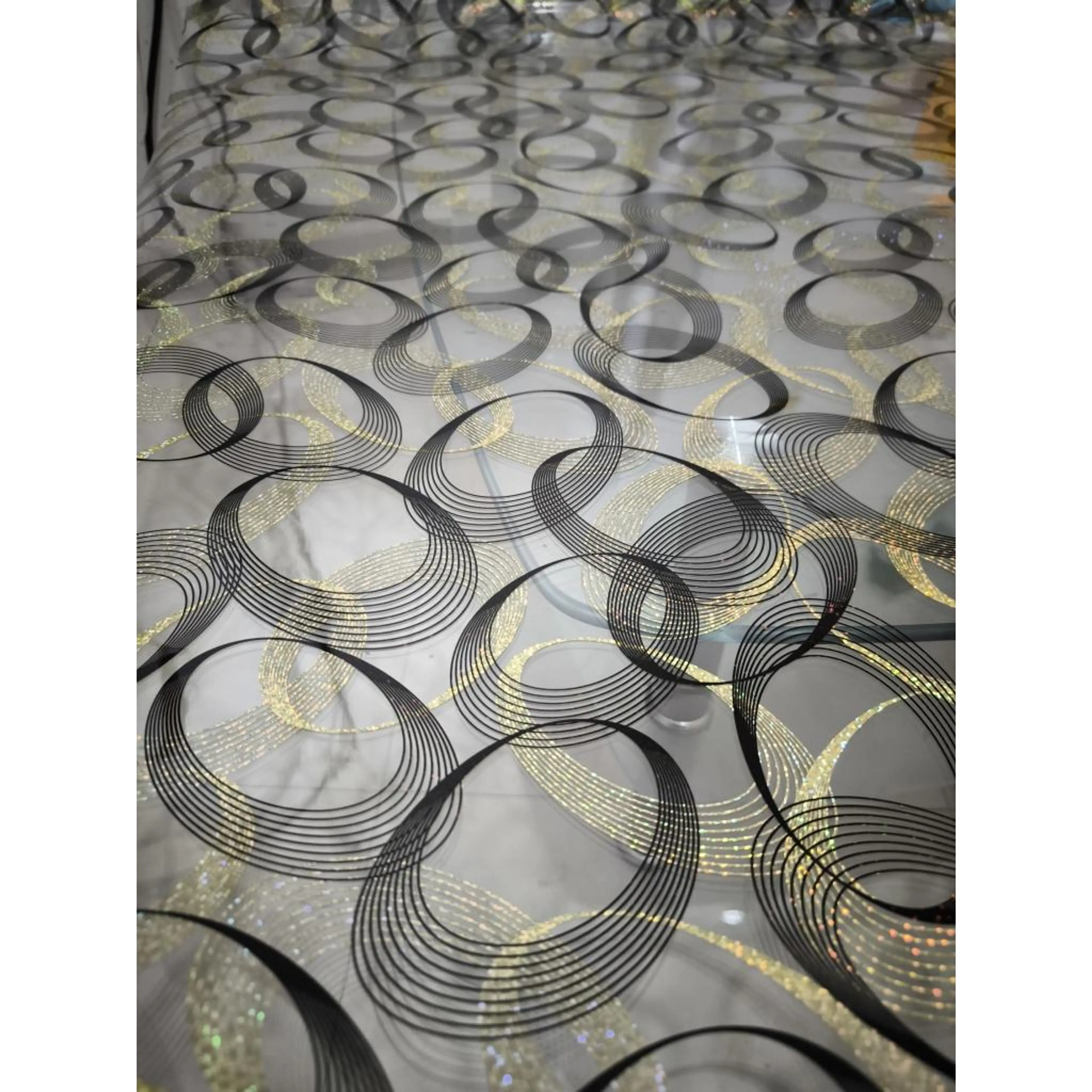 Протектор за маса с жълто-черни кръгове