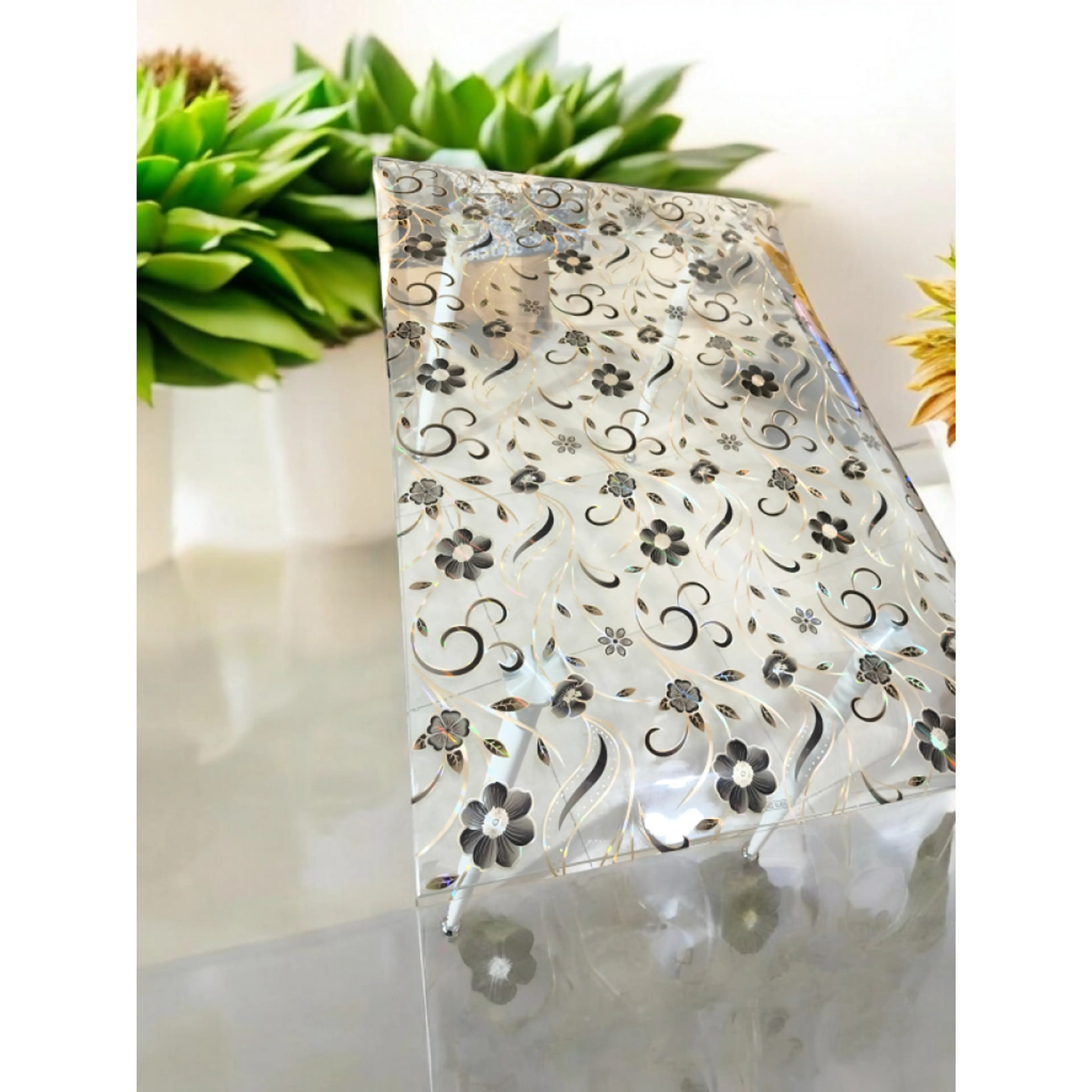 Прозрачен протектор, черно цвете и златисти орнаменти