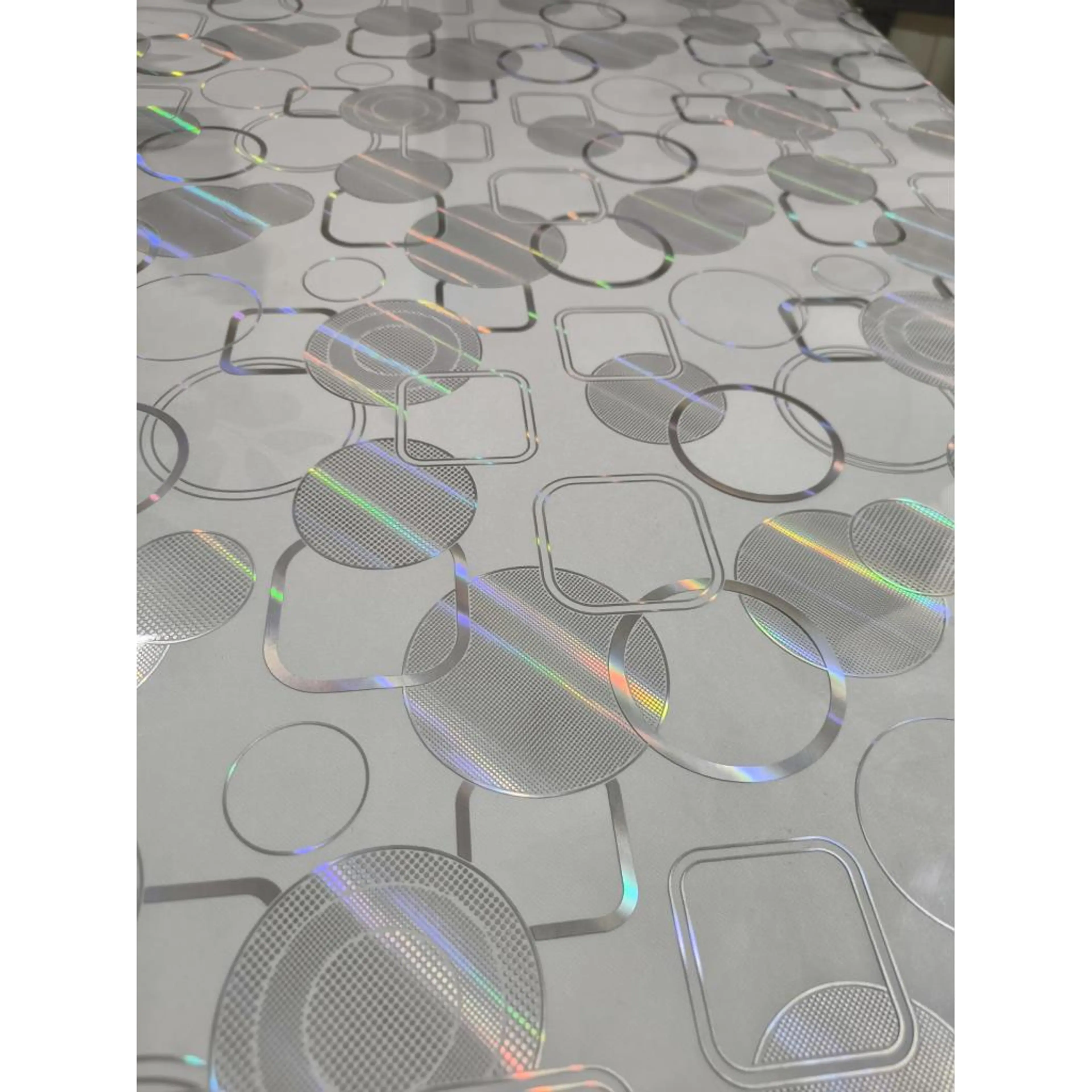 Прозрачен протектор с кръгове и квардати 100см 200см