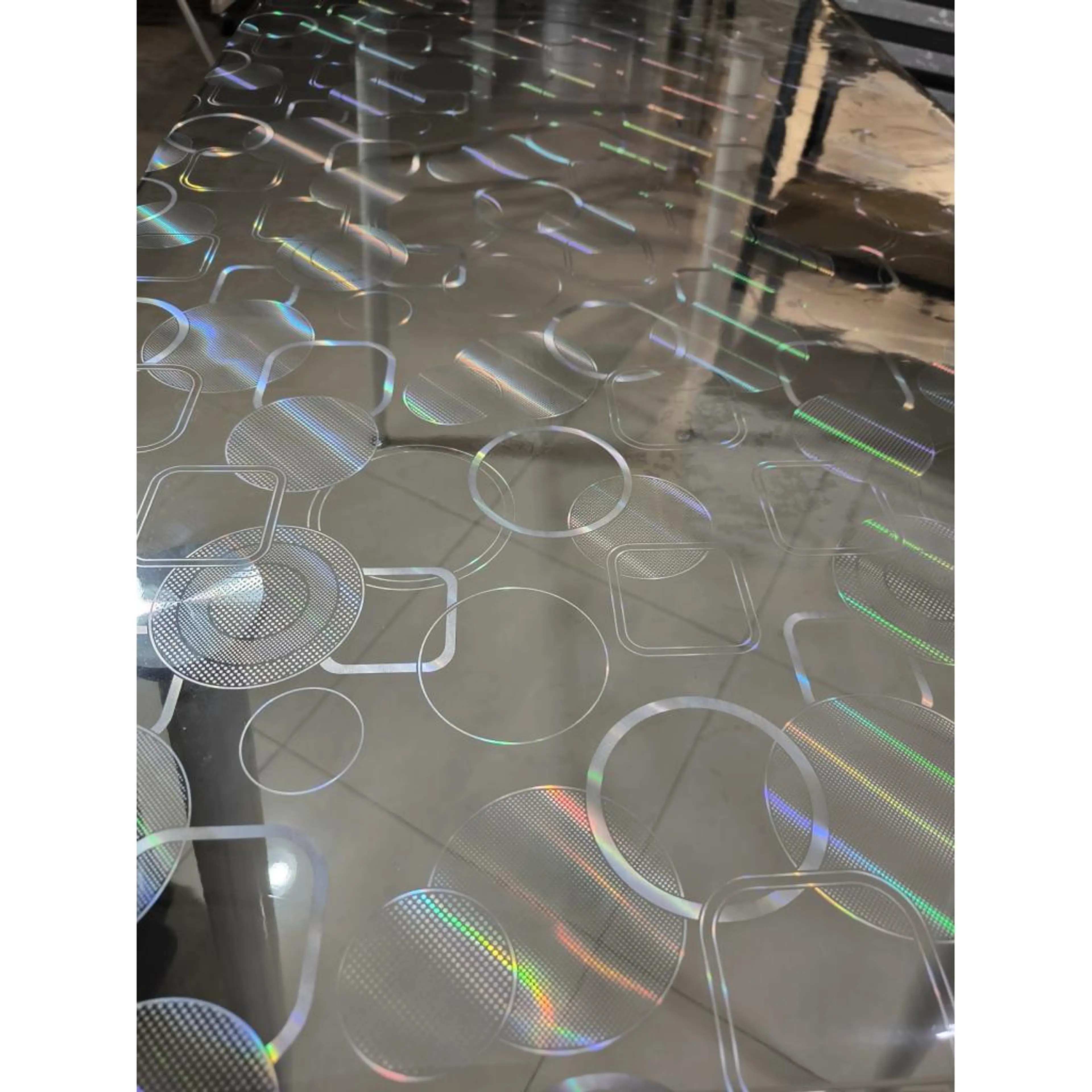 Прозрачен протектор с кръгове и квардати 80см 260см