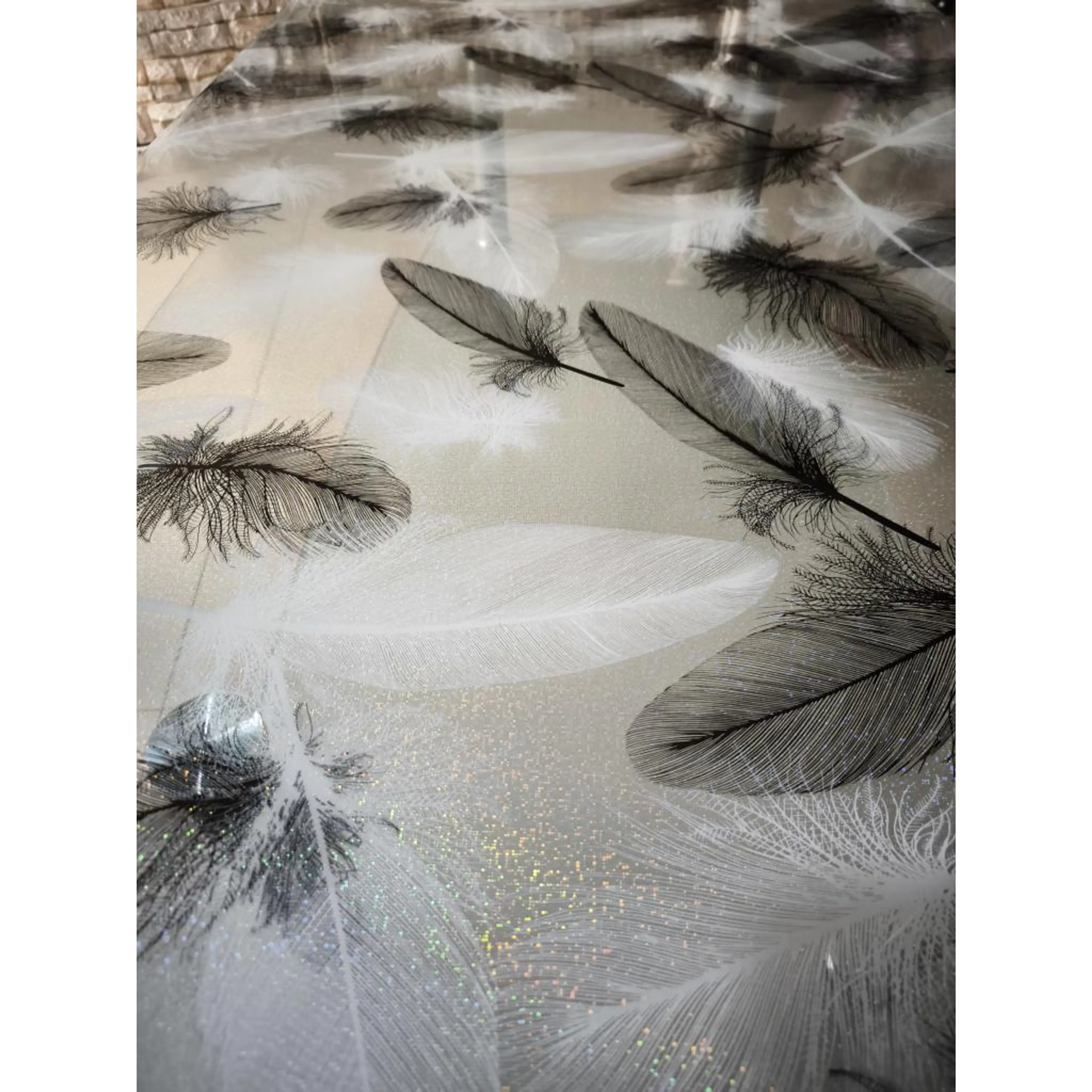 Прозрачен с бели и черни пера