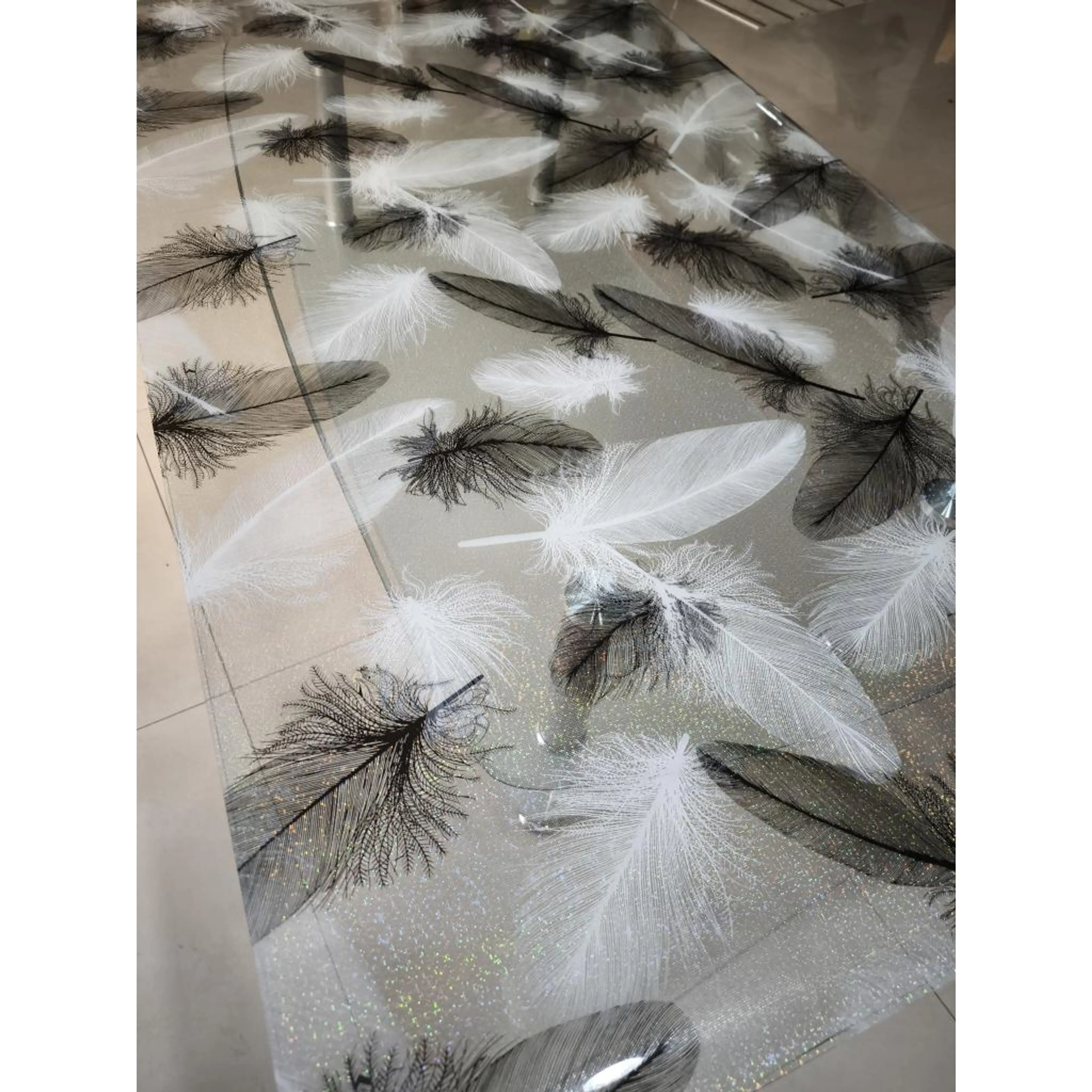 Прозрачен с бели и черни пера