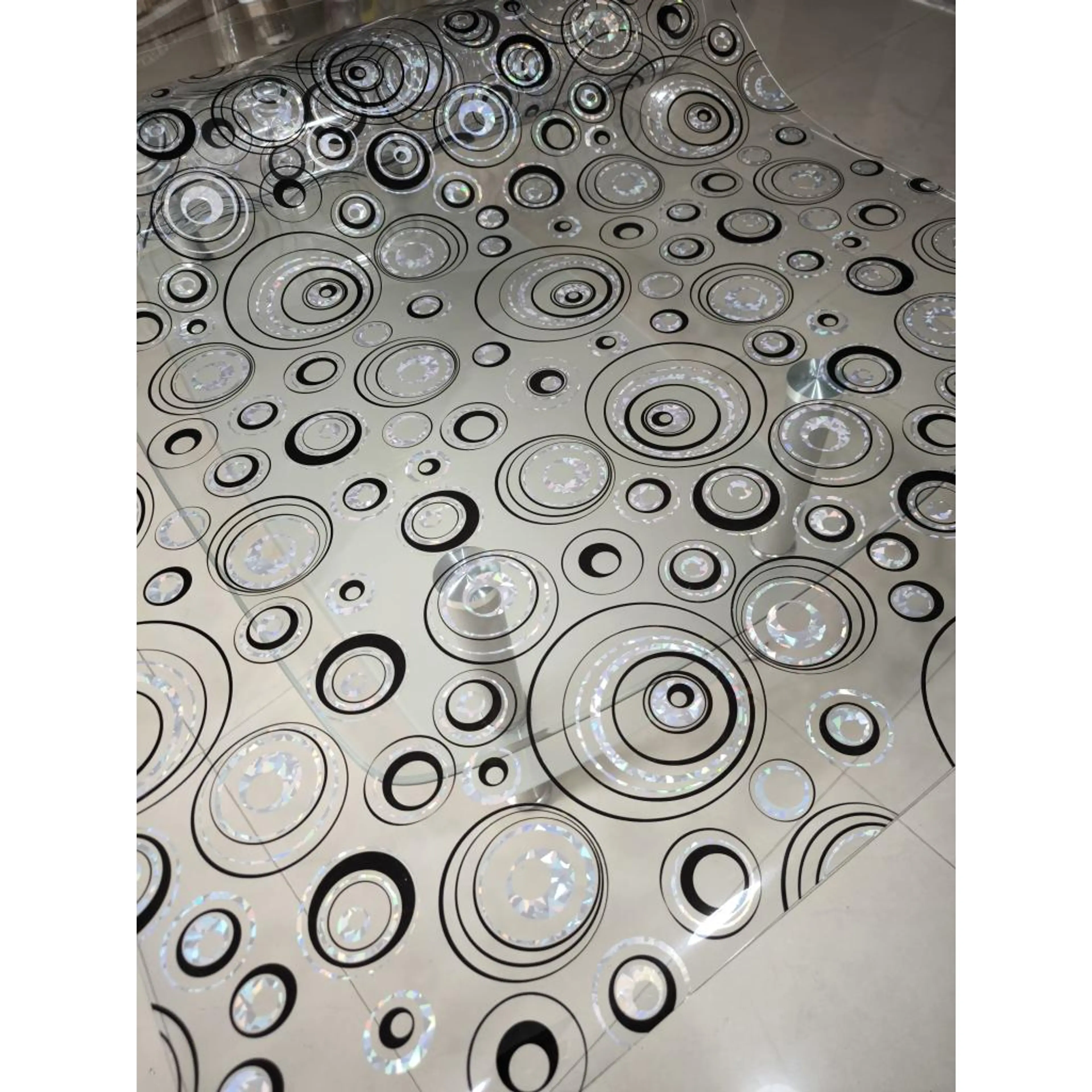 Прозрачен с кръгли елементи